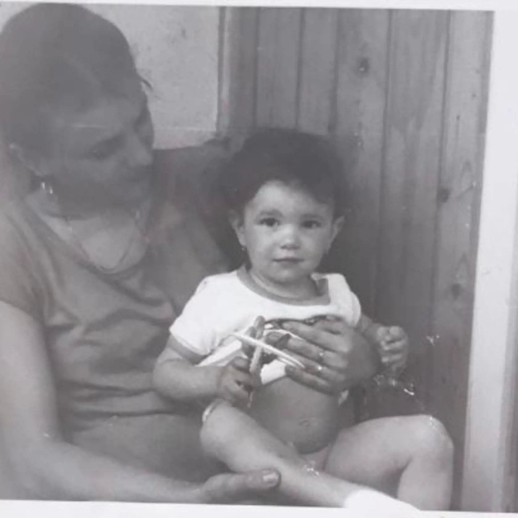 Mamy mamám. Ak sa objaví náročnejšia chvíľa s dieťatkom, myslím na teba, mami. Ako si tieto chvíle zvládala ty? Mal ti kto pomôcť tak ako ty pomáhaš mne? V šťastných momentoch si prajem, aby si vždy bola pri mne, objala ma a smiala sa so mnou. Žienky objímte svoje maminy, lebo tie ktoré ich objať nemôžu, by dali čokoľvek, aby sa dnes mohli dotknúť ich teplej dlane.," napísala Soňa Skoncová.