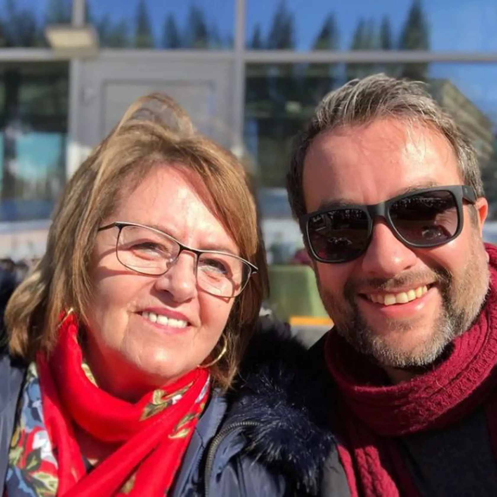 "Obdivujem všetky matky za ich obetavosť,lásku,starostlivosť. Mami ďakujem za všetko," napísal Vlado Kobielsky k fotke.