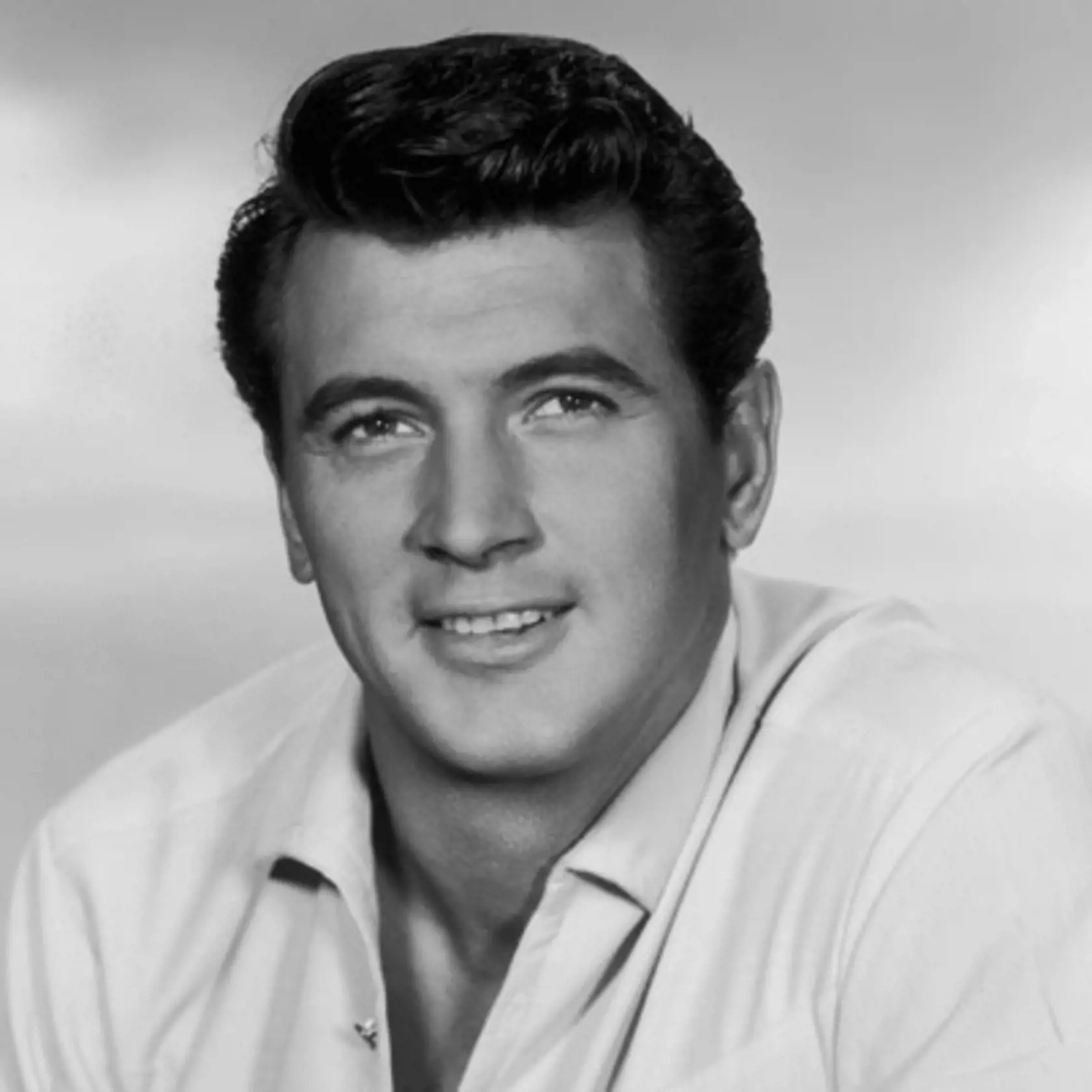 Herec Rock Hudson (1925-1985), ktorý zomrel na AIDS, bol ženatý od roku 1955 so roku 1958. Keď jeho manželka Phylis Gates zistila, že sa intímne stýka s mužmi, rozviedla sa s ním. Po jeho smrti prezradila, že ho milovala a o jeho homosexualite nemala tušenie.