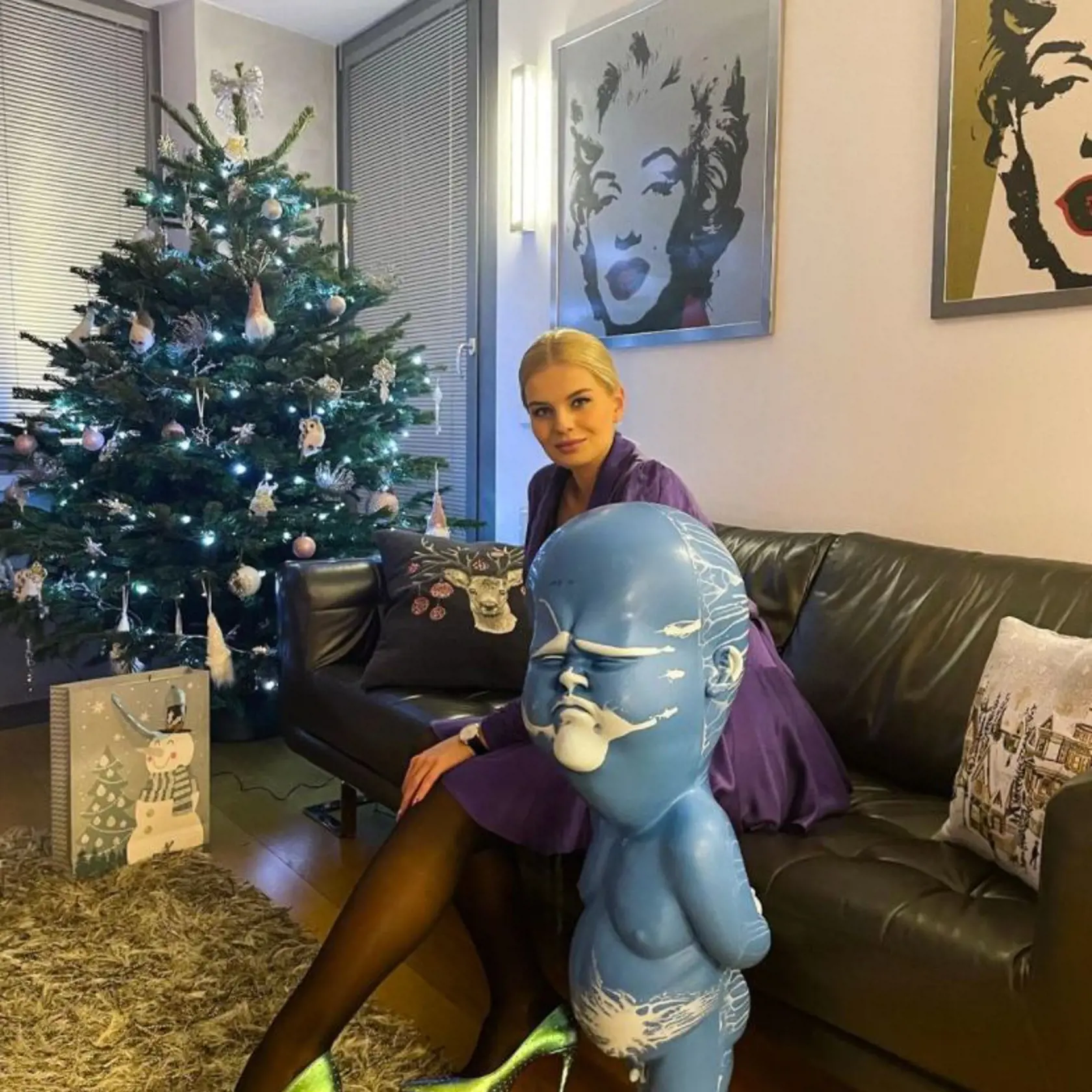 December 2021: Exmisska Dominika Grecová si na vianočnej fotke takto maskovala už v tom čase veľké tehotenské bruško.