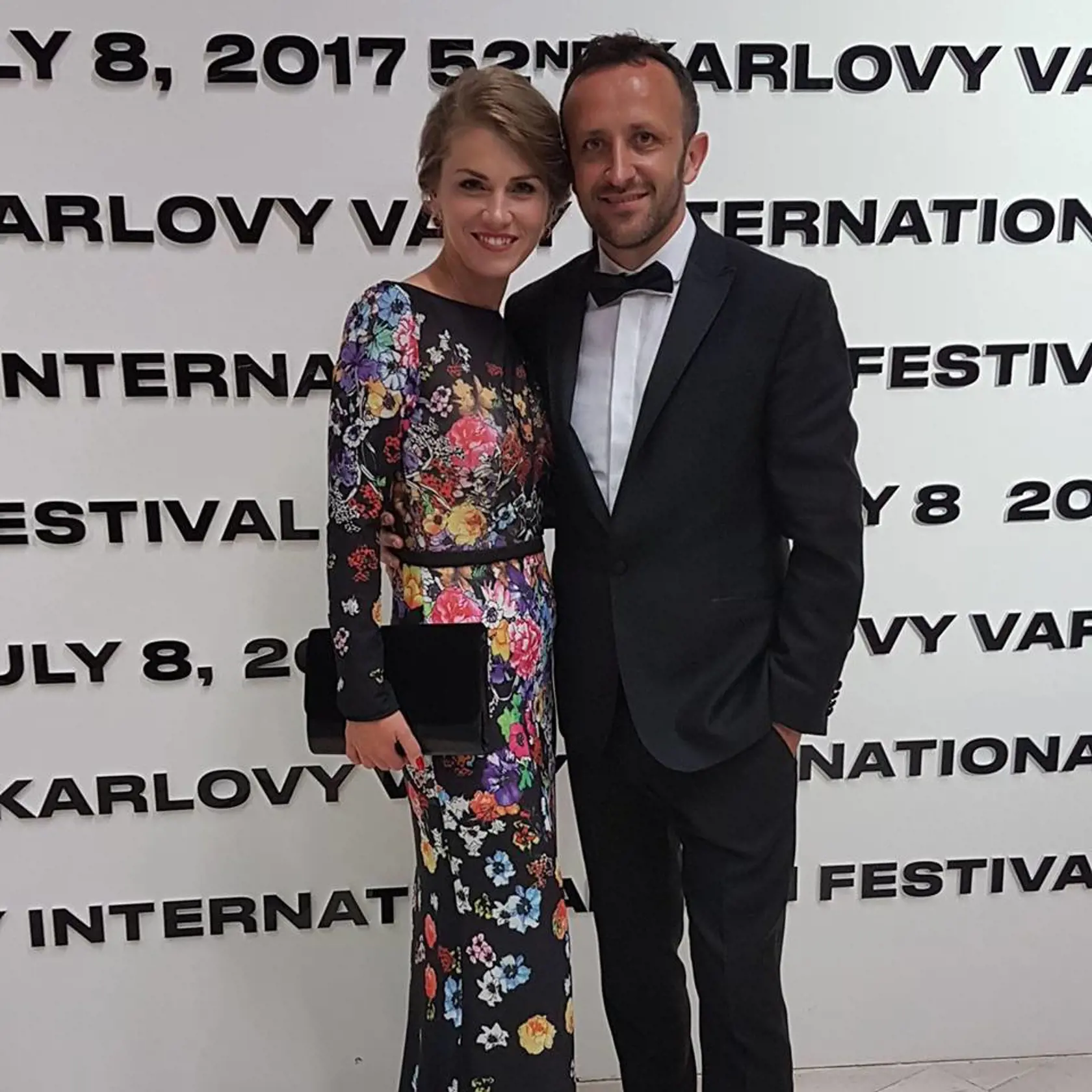 Na filmovom festivale v Karlových Varoch Erika zažiarila v kvetinových šatách.