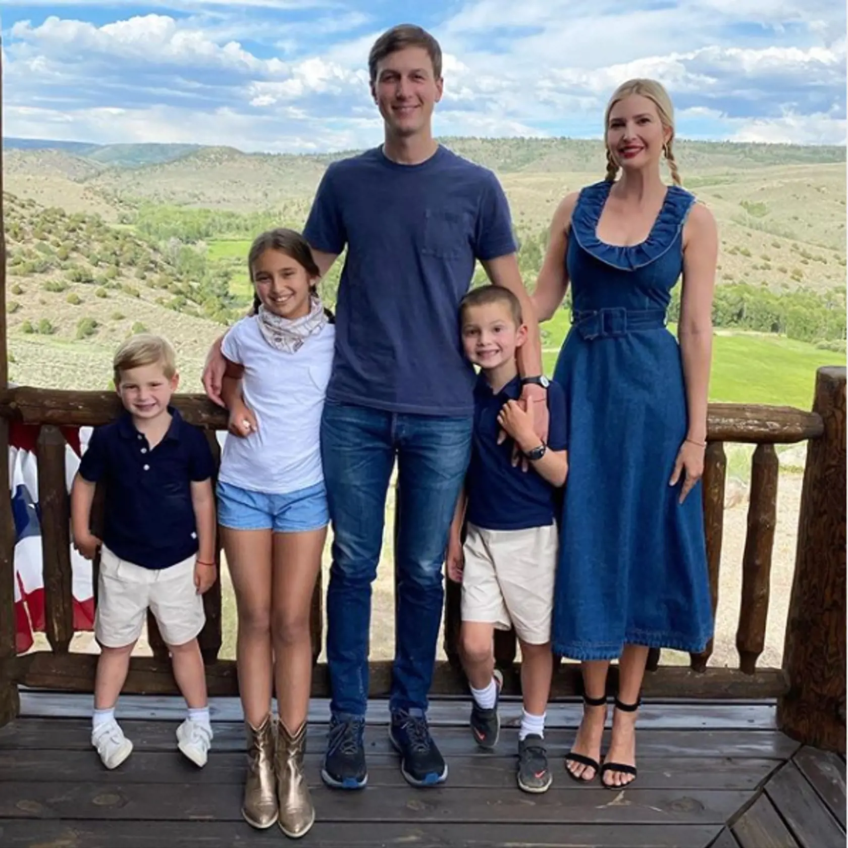 Ivanka Trump s deťmi a s manželom. V copíkoch a rifľových šatách vyzerá ako malé dievčatko.