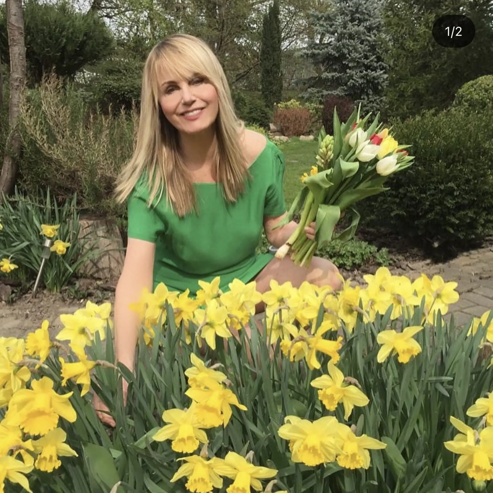 Emma Tekelyová si do vázy natrhala krásne narcisky.