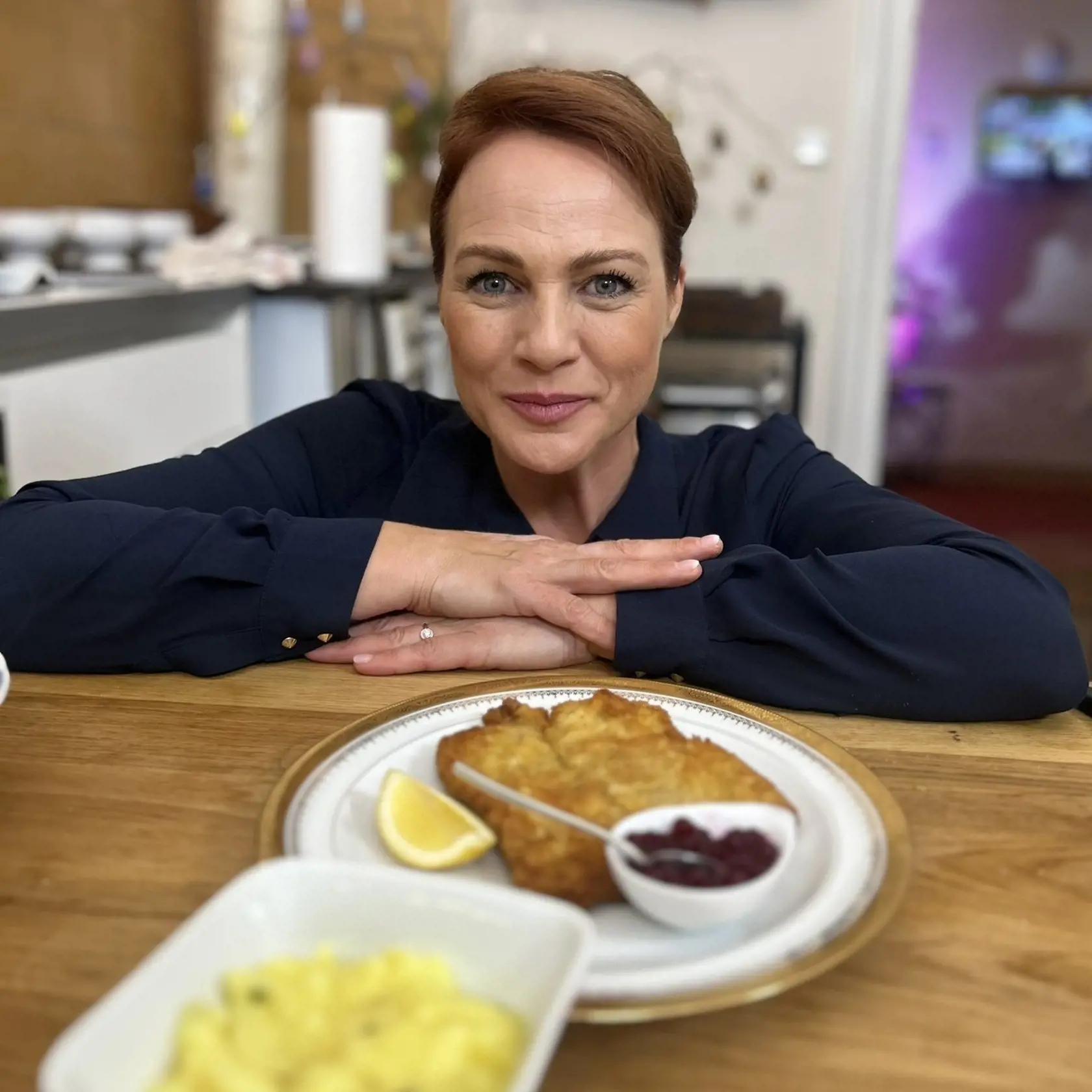 Adriana Poláková v šou Bez servítky. Pre hostí si pripravila typické rakúske menu.