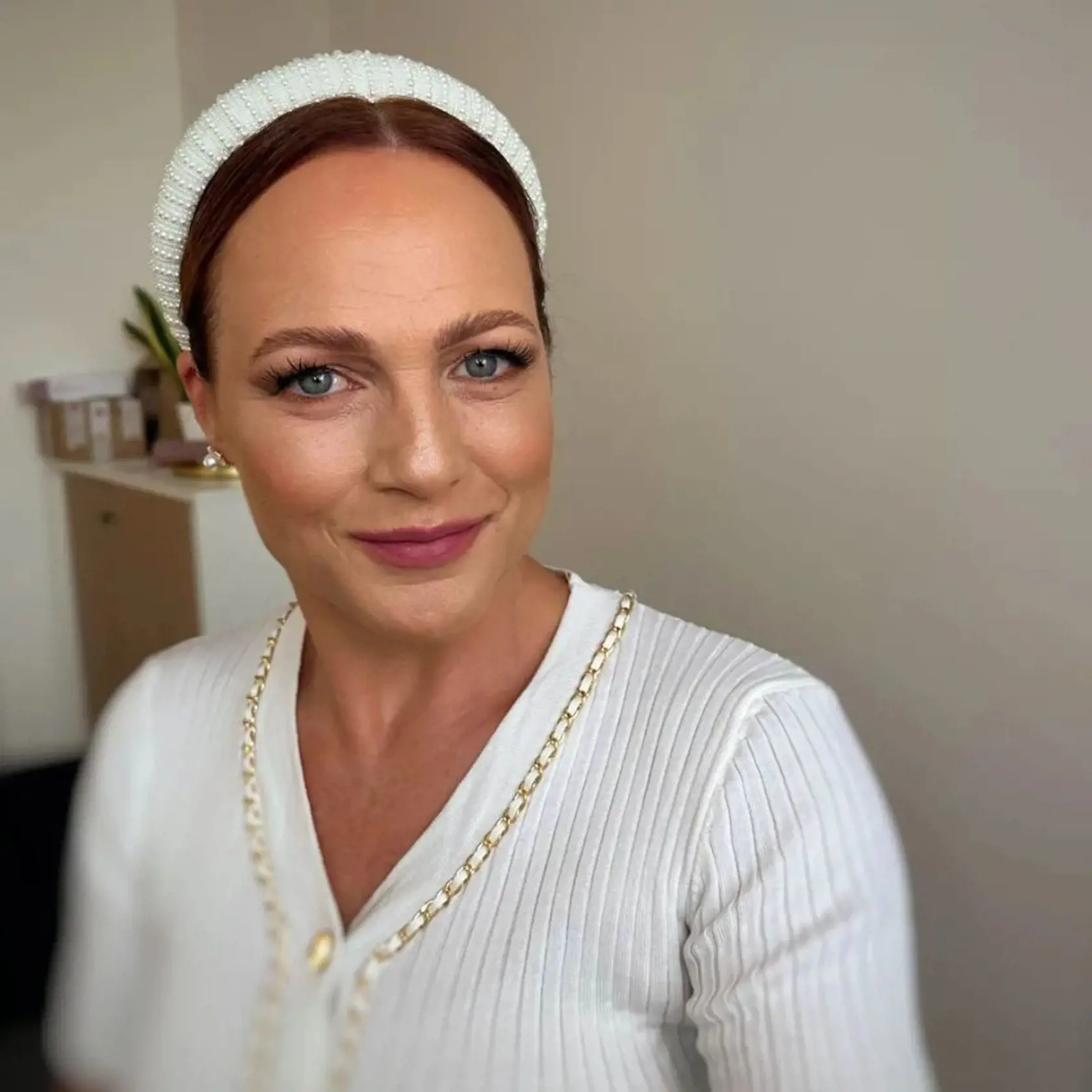 Adriana bola celý týždeň dokonale namaľovaná a učesaná.