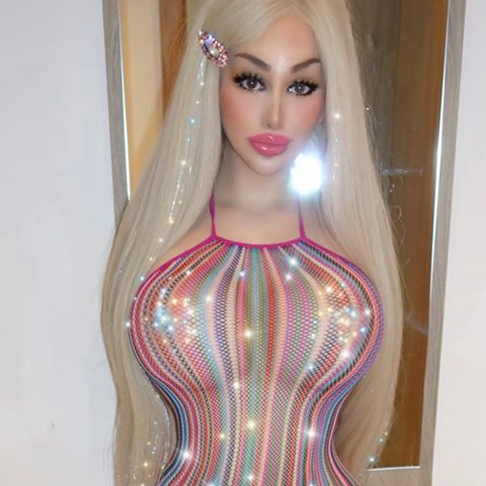 Živou Barbie sa môže pochváliť už aj Maďarsko. Webová modelka Barbara Luna Sipos (22) z Budapešti bola na svojej prvej operácii v 17 rokoch, kedy si nechala zväčšiť poprsie a od tej doby je na plastikách závislá.