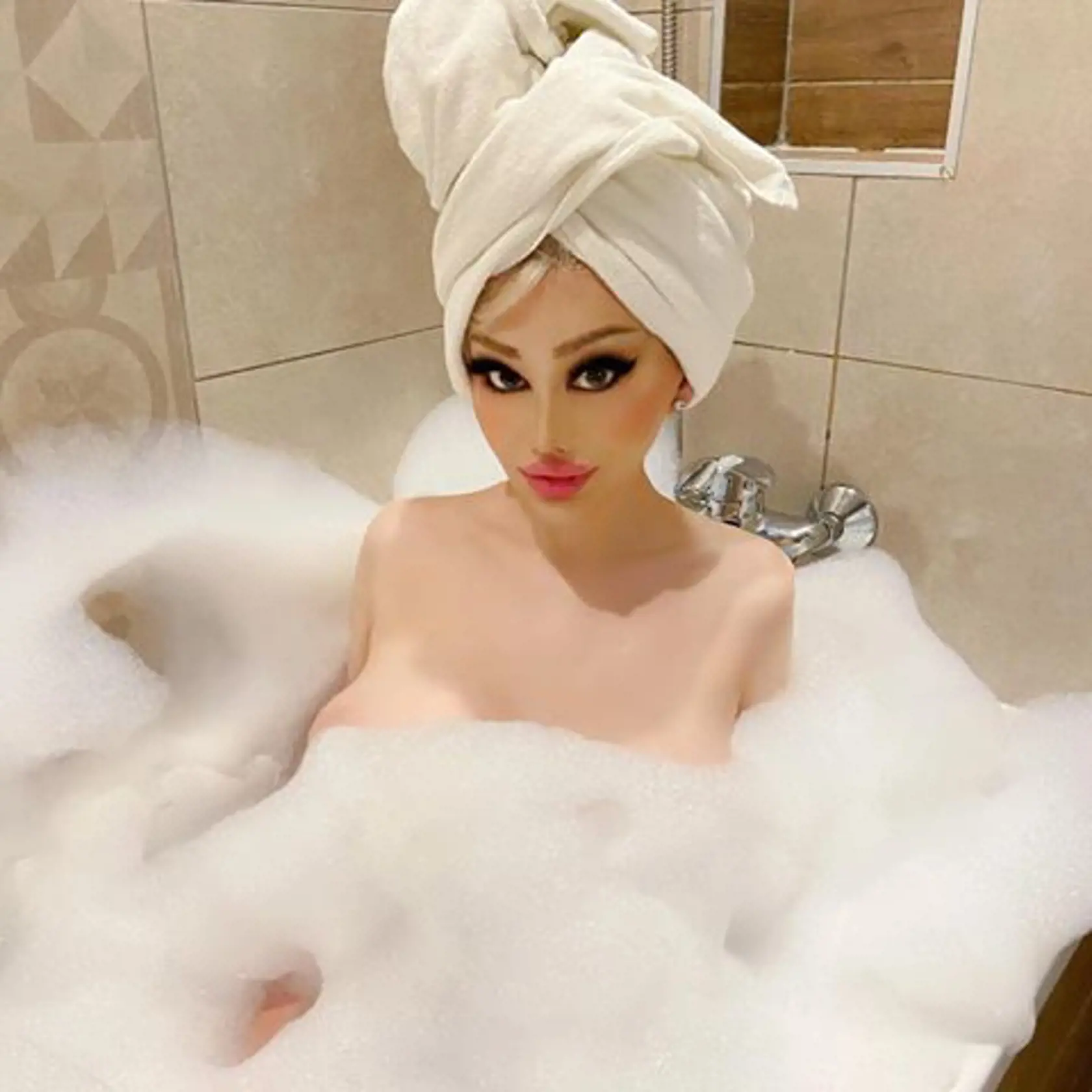 Živou Barbie sa môže pochváliť už aj Maďarsko. Webová modelka Barbara Luna Sipos (22) z Budapešti bola na svojej prvej operácii v 17 rokoch, kedy si nechala zväčšiť poprsie a od tej doby je na plastikách závislá.
