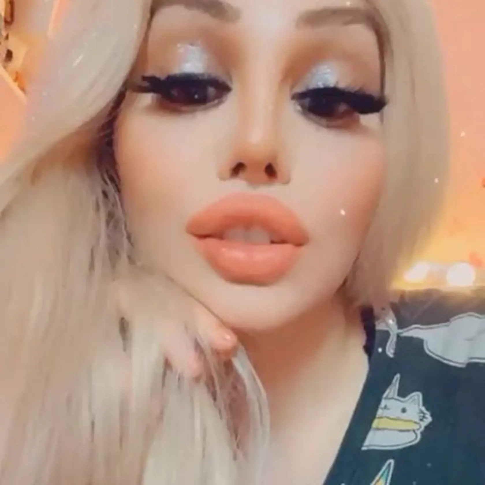 Živou Barbie sa môže pochváliť už aj Maďarsko. Webová modelka Barbara Luna Sipos (22) z Budapešti bola na svojej prvej operácii v 17 rokoch, kedy si nechala zväčšiť poprsie a od tej doby je na plastikách závislá.