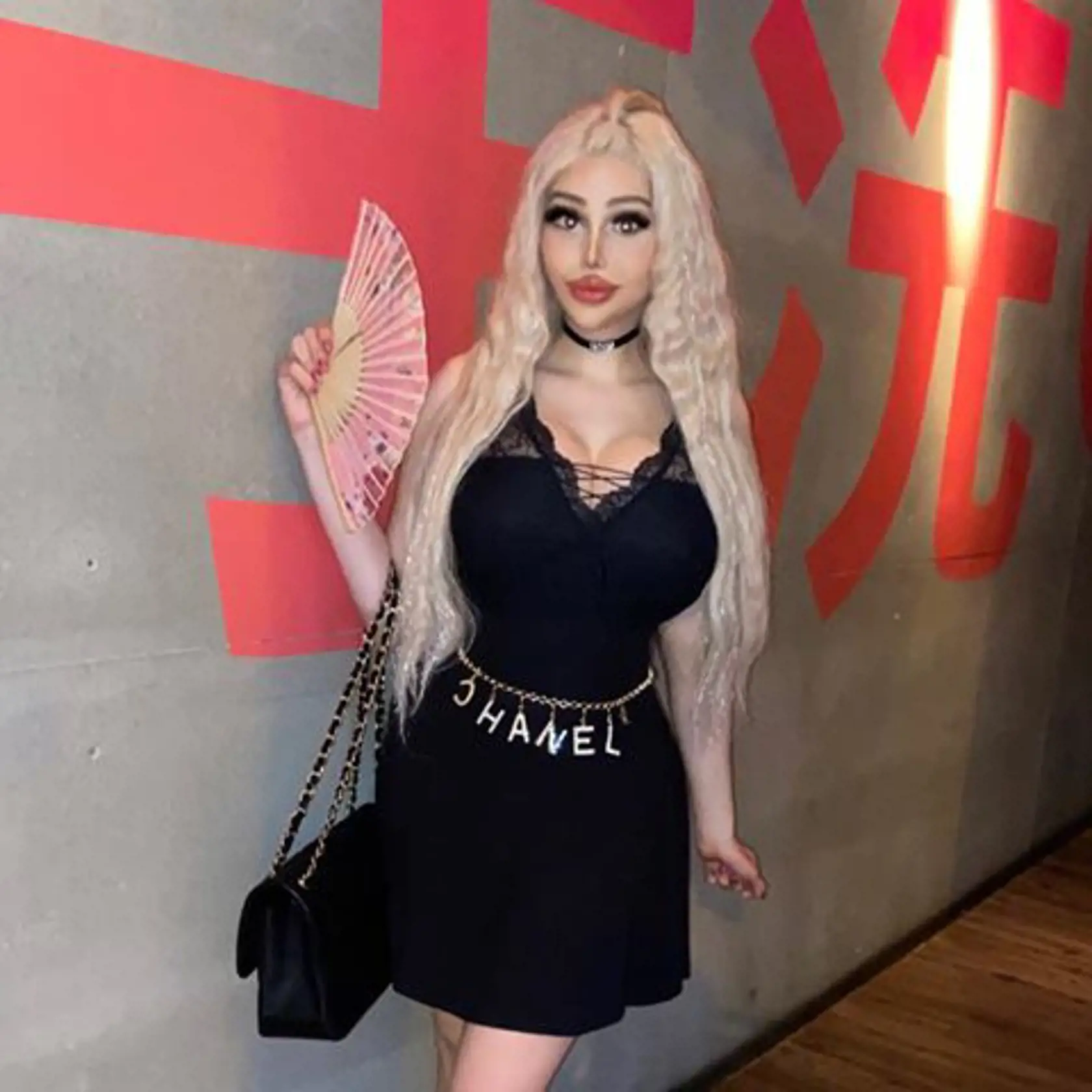 Živou Barbie sa môže pochváliť už aj Maďarsko. Webová modelka Barbara Luna Sipos (22) z Budapešti bola na svojej prvej operácii v 17 rokoch, kedy si nechala zväčšiť poprsie a od tej doby je na plastikách závislá.