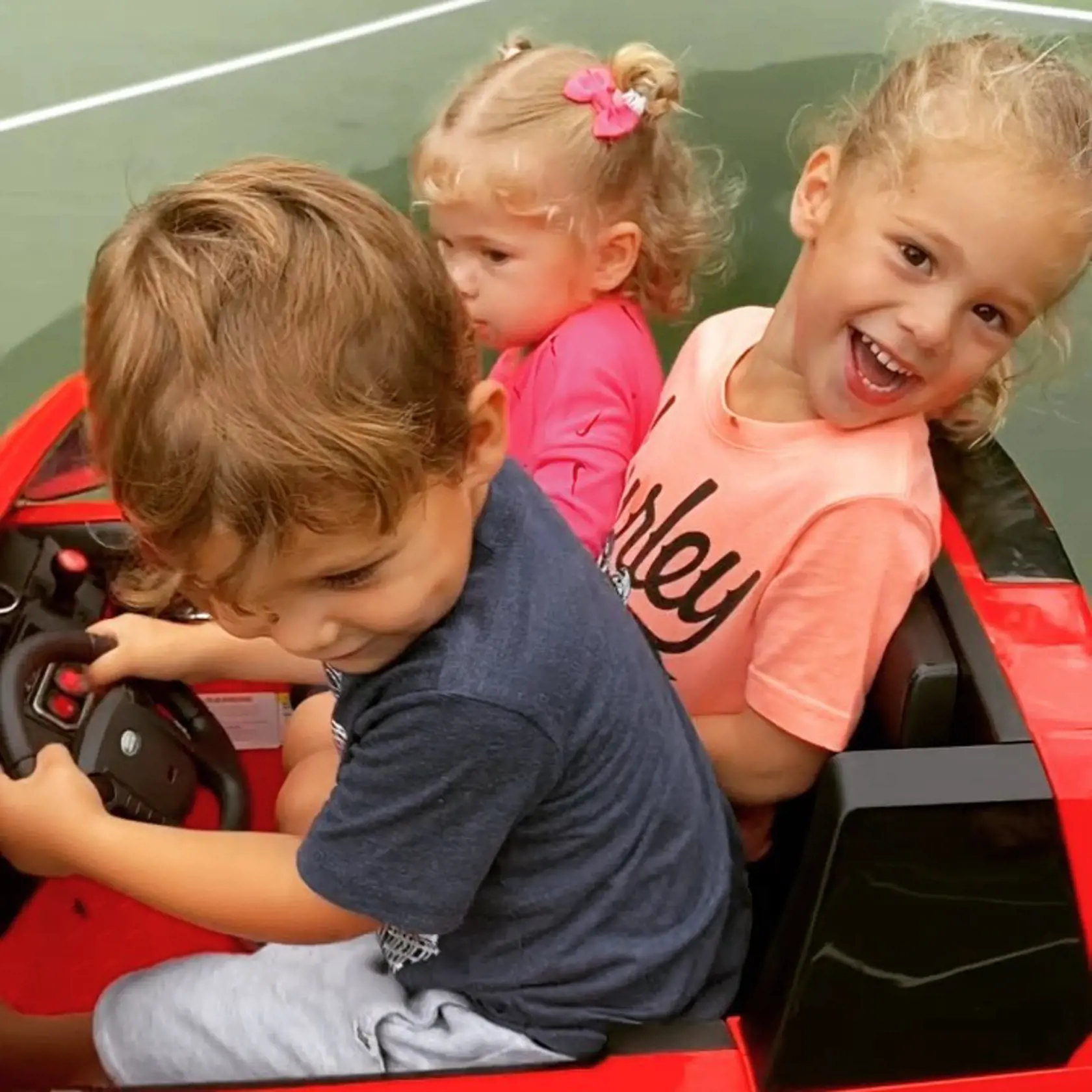 Anna Kournikova zverejnila video so svojimi deťmi. Rastú ako z vody!