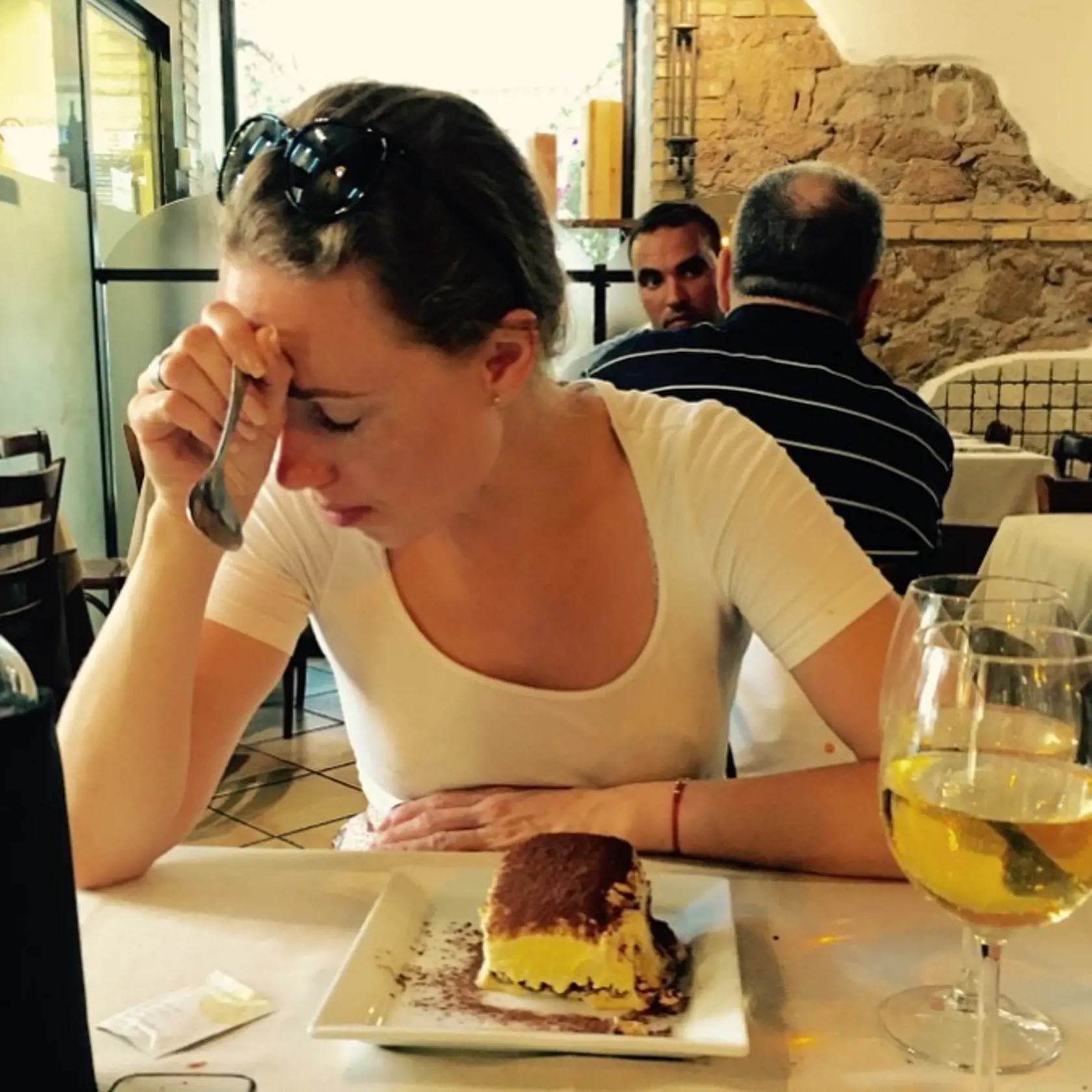 "TOTO je ta chvíľa kedy som prvýkrát jedla to legendárne tiramisu v Ríme. Prosila som šéfkuchára dovtedy, kým mi nedal ten pravý recept, s ktorým som sa s vami podelila. Po prvom súste som vyzerala presne takto ako to vidíte na fotke. Myslela som ze spadnem rovno z tej stoličky od tej dobroty."