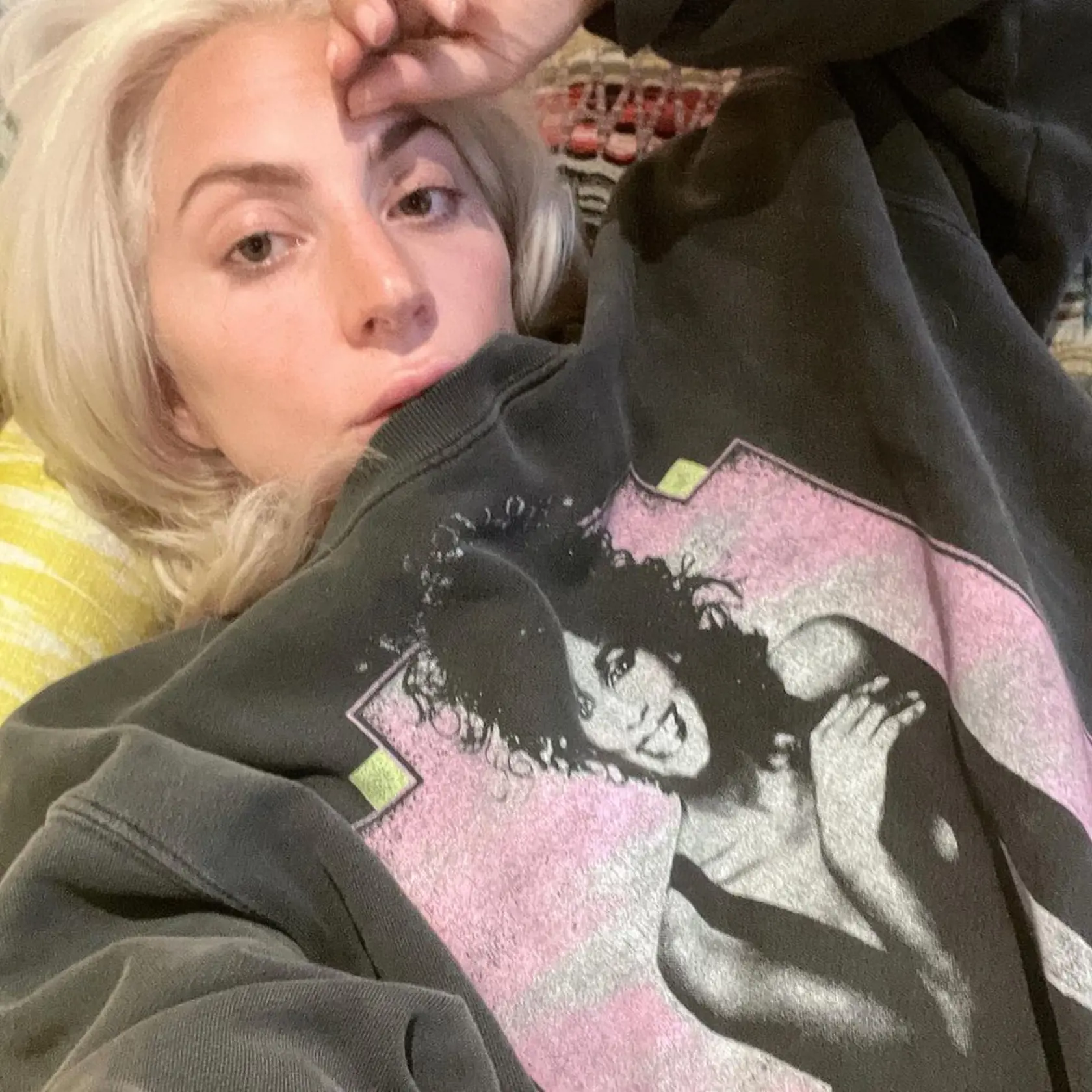 Lady Gaga popisuje zneužitie takto: „Mala som 19 rokov, pracovala som v brandži. Jeden producent mi zrazu povedal: ‚Vyzleč sa'. Odpovedala som nie. Odišla som. Potom mi povedal, že zničí všetku moju hudbu. Neprestal naliehať. Stuhla som a jednoducho som… Už si to ani nepamätám,“ líčila speváčka v dokumente The Me You Can't See. Útočníka nemenovala. „Chápem hnutie #Metoo. Nechcem sa s tým človekom už nikdy stretnúť. Tento systém je tak zneužiteľný, nebezpečný,“ krútila hlavou.