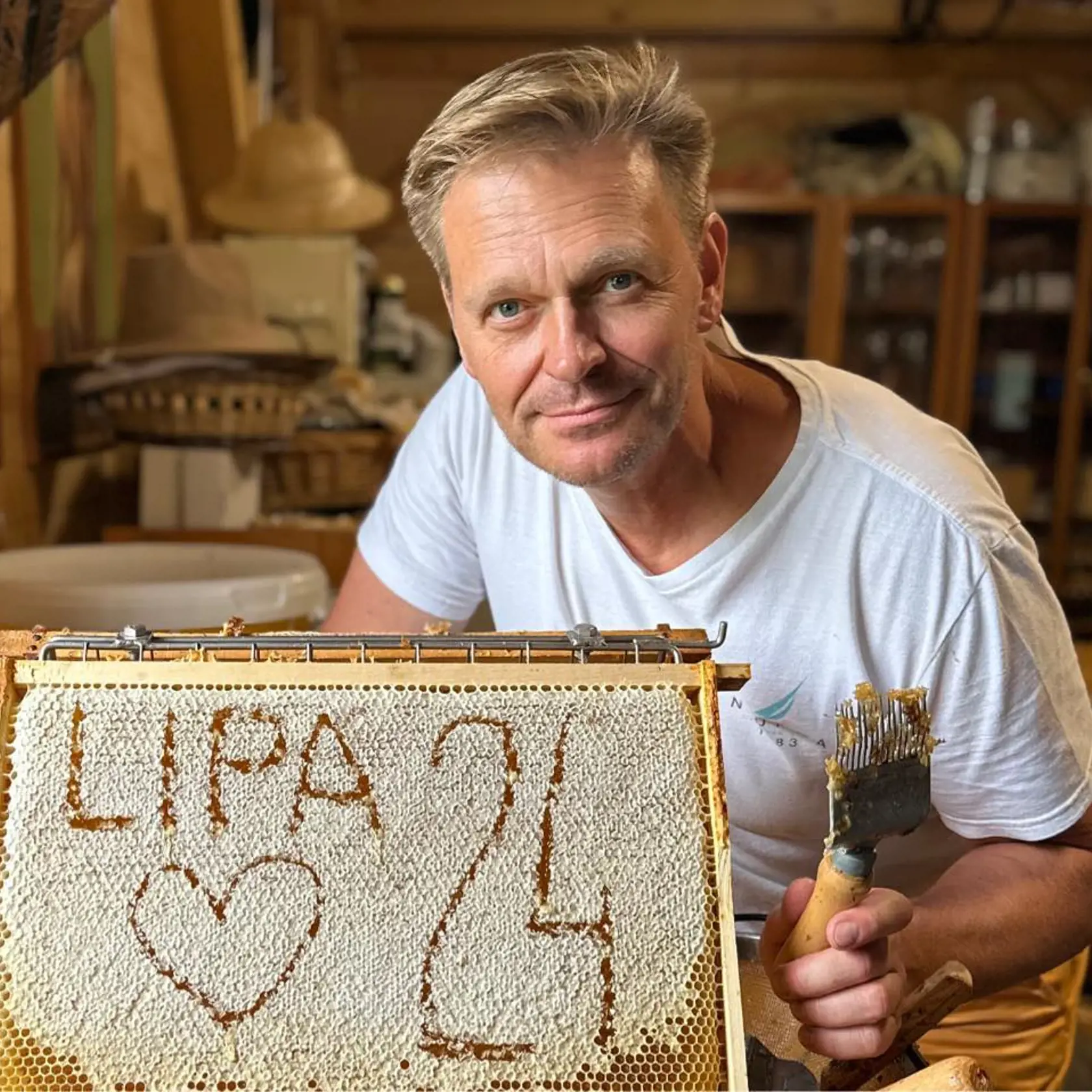 Moderátor Martin Nikodým je vášnivý včelár. Preto nie je žiadnym prekvapením, že na jeho záhrade nesmú chýbať kvietky.