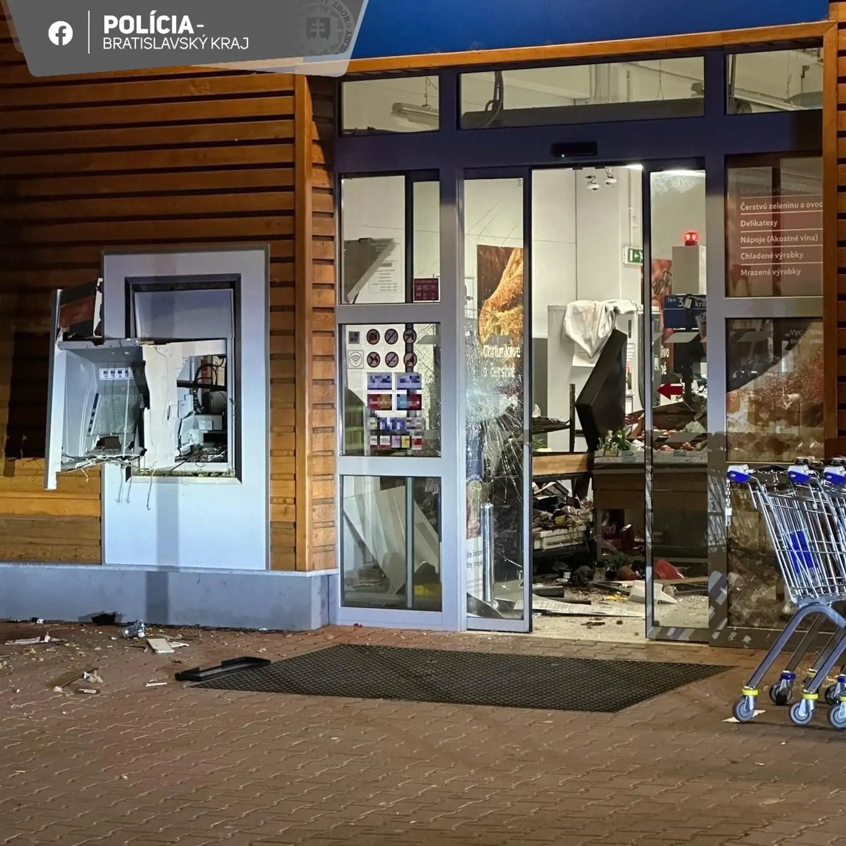 Incident v Rohožníku sa stal vo štvrtok o 1:30 ráno. Informuje o ňom spravodajský portál TV JOJ noviny.sk, podľa ktorého zlodeji bankomat odpálili tak, že jeho kusy výbuch rozhádzal po celom parkovisku. Z bankomatu mala údajne zmiznúť aj väčšia hotovosť.