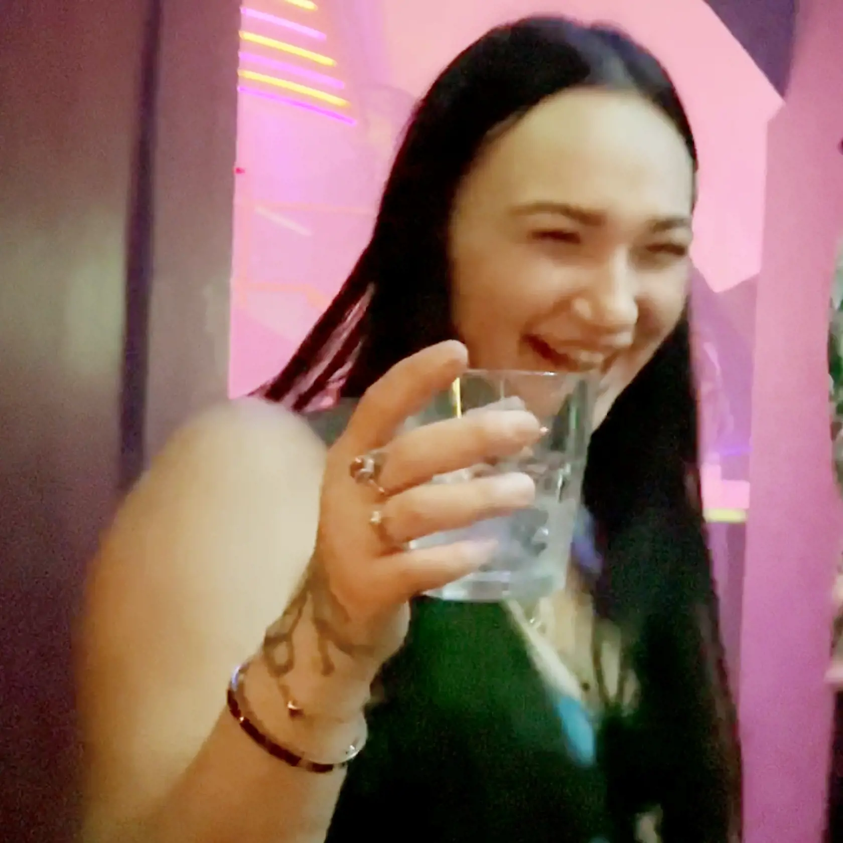 Priscillu sme nedávno stretli v dobrej nálade v nočnom podniku