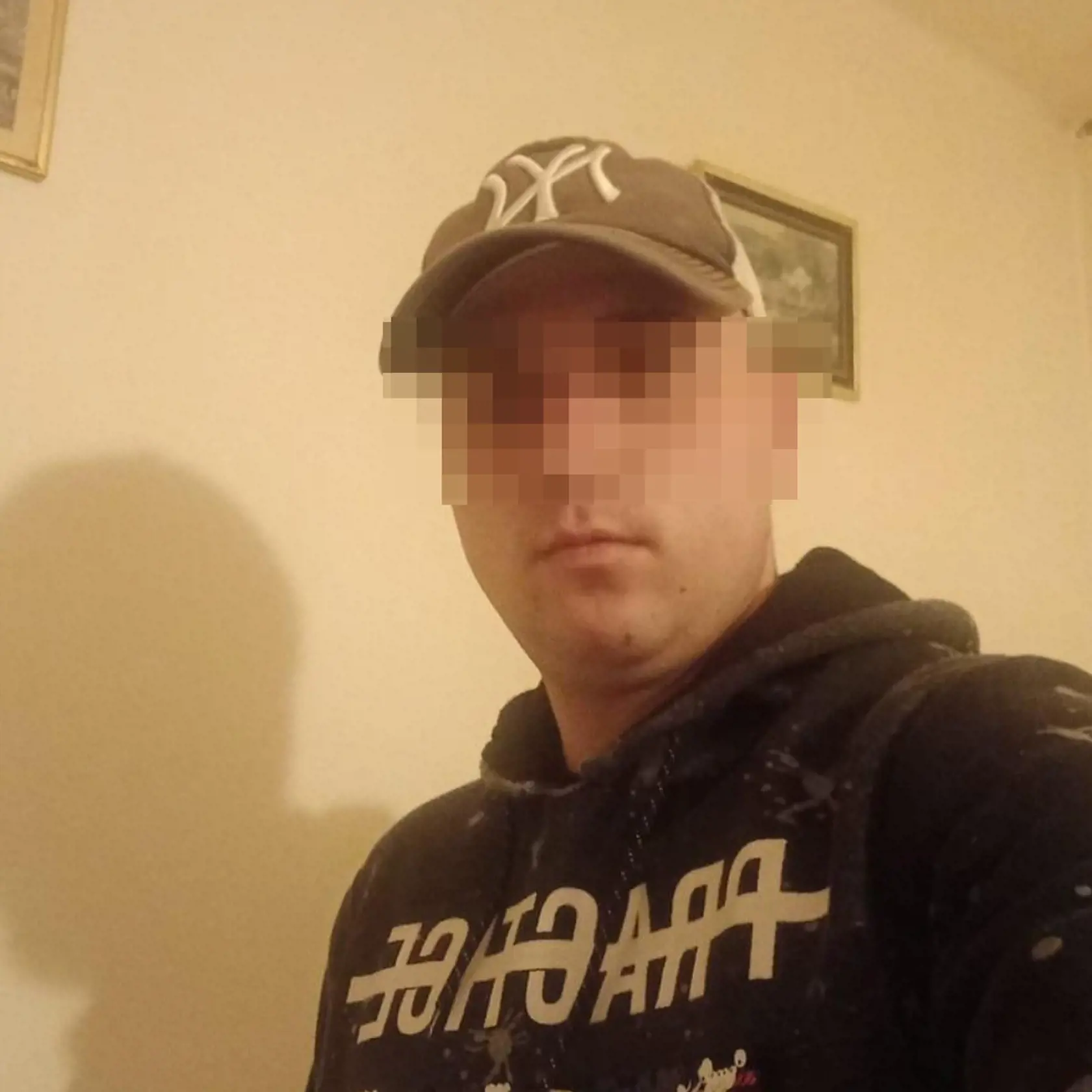 Jozef (24) pracoval ako smetiar. Na sociálnej sieti má viacero fotiek so svojimi kolegami. S rodičmi ani jednu. Bol jedináčik a túžobne očakávaným dieťaťom.