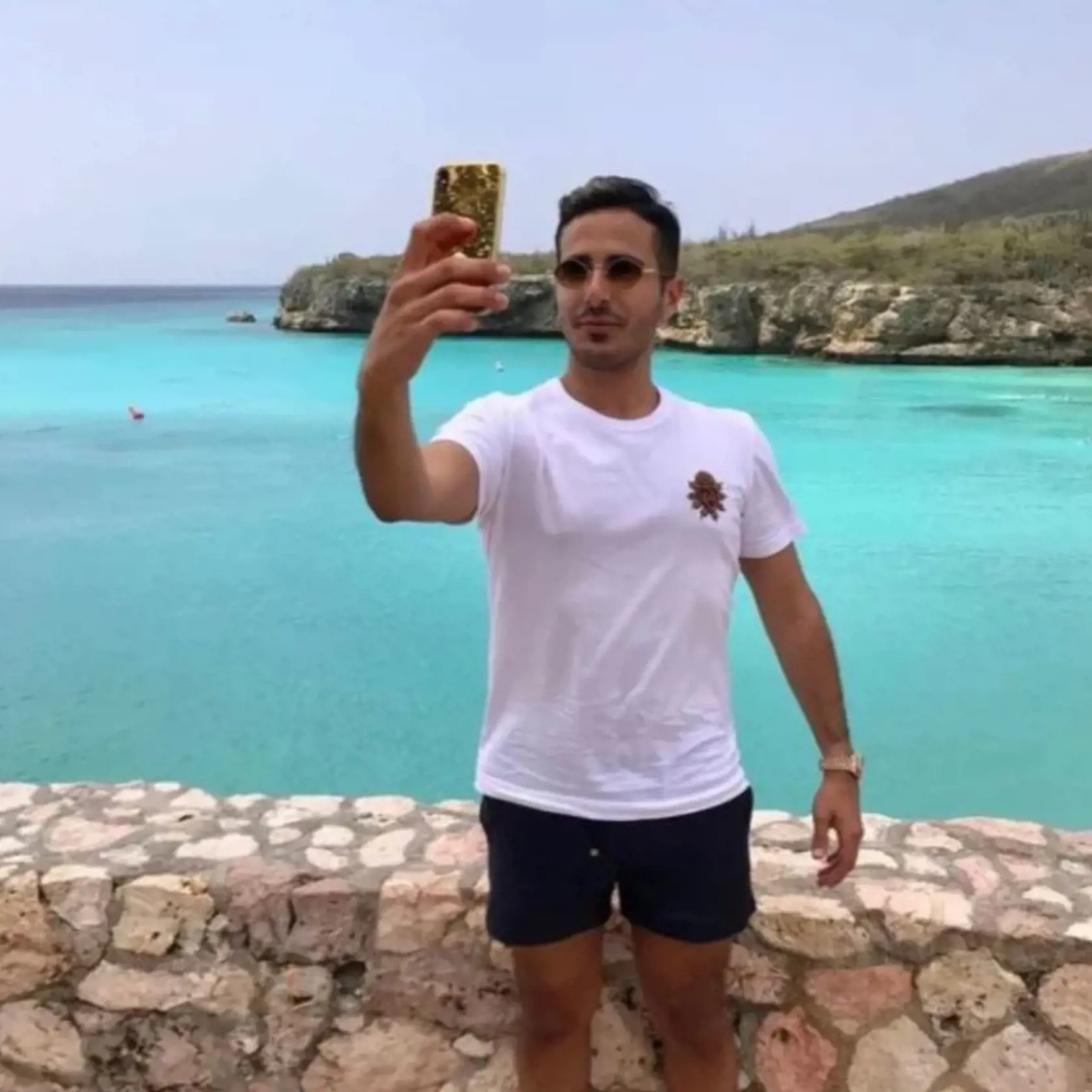 Podvodník Simon Leviev má dnes 31 rokov a užíva si luxusný život. Fotografie zverejňoval na sociálnej sieti instagram. Svoj účet však po odvysielaní dokumentu Tinder swindler zmazal. Britskému denníku The Sun sa však podarilo k jeho fotografiám dosťať včas.