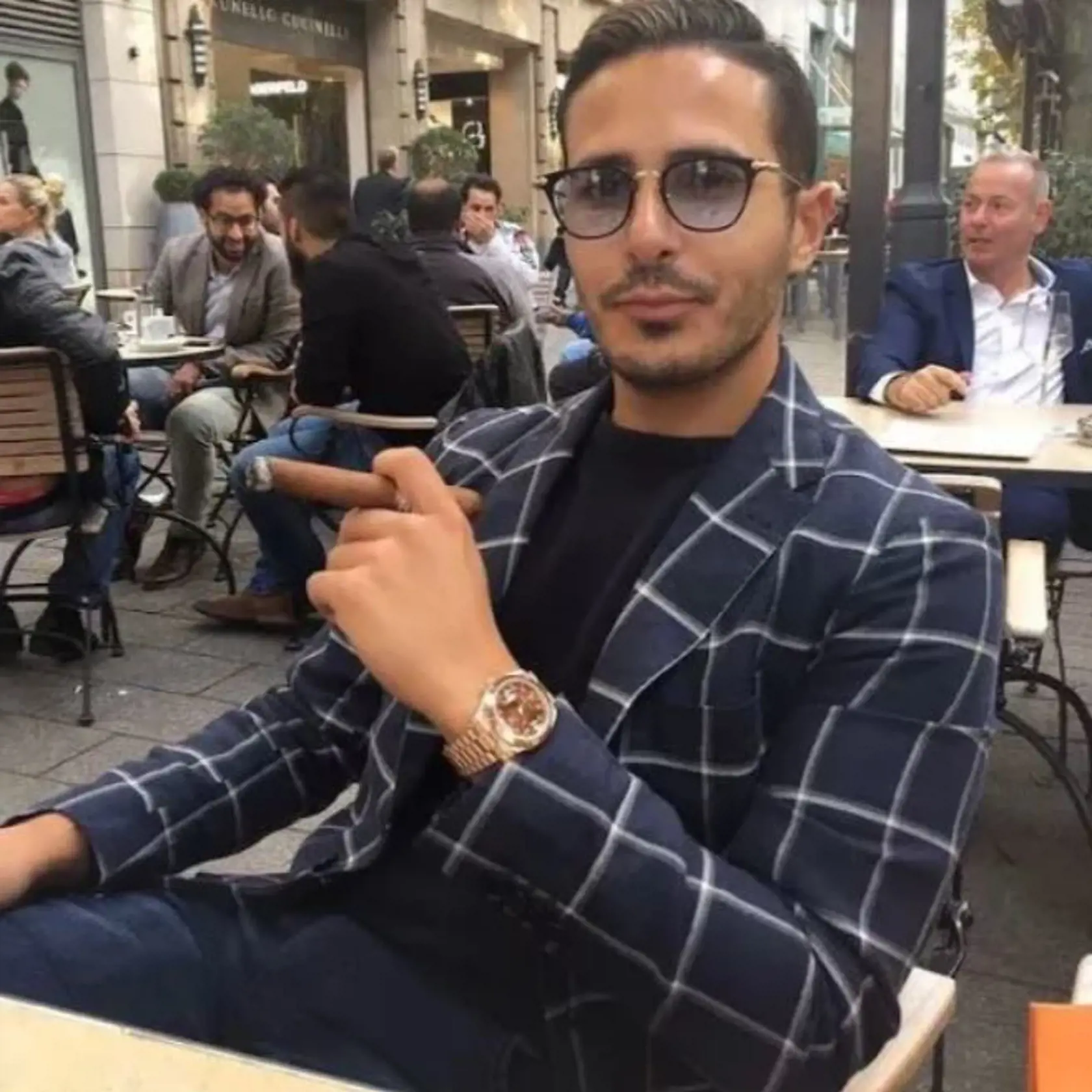 Podvodník Simon Leviev má dnes 31 rokov a užíva si luxusný život. Fotografie zverejňoval na sociálnej sieti instagram. Svoj účet však po odvysielaní dokumentu Tinder swindler zmazal. Britskému denníku The Sun sa však podarilo k jeho fotografiám dosťať včas.