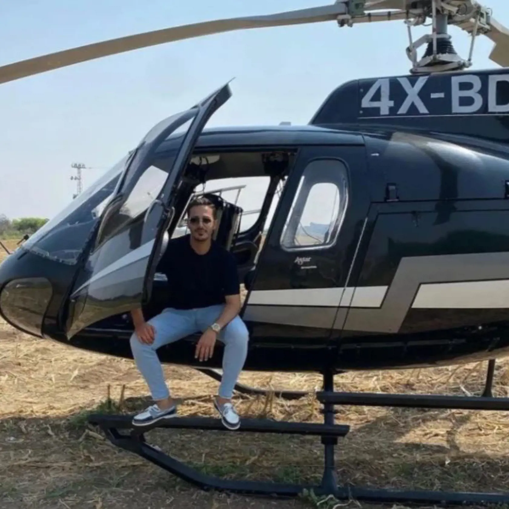 Podvodník Simon Leviev má dnes 31 rokov a užíva si luxusný život. Fotografie zverejňoval na sociálnej sieti instagram. Svoj účet však po odvysielaní dokumentu Tinder swindler zmazal. Britskému denníku The Sun sa však podarilo k jeho fotografiám dosťať včas.