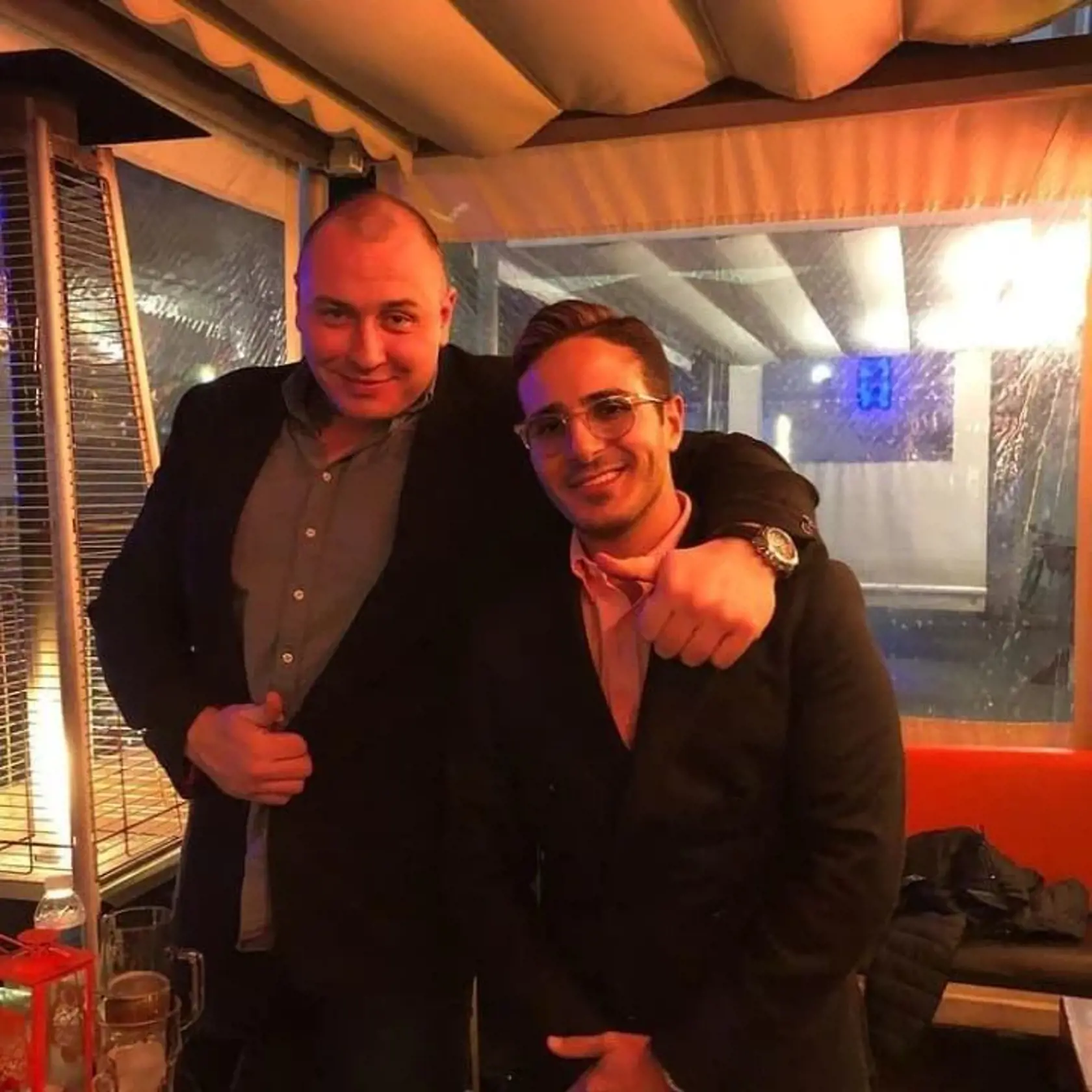 Do jeho "hry" boli podľa dokumentu zaplatení aj ďalší ľudia. Tí sa hrali na členov jeho ochranky a pracovného tímu