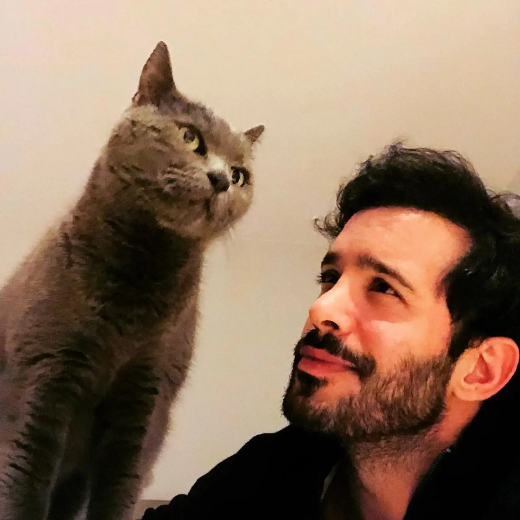 Herec s dlhšími vlasmi pôsobí super.