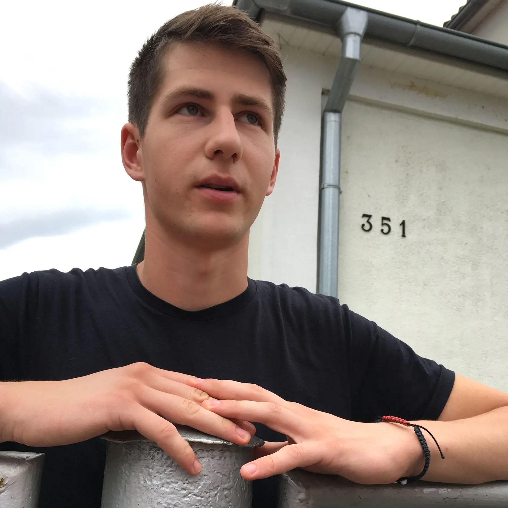 Andrej bol na základnej škole Marošovým najlepším kamarátom. Aj jemu pri slovách o ňom vchádzali do očí slzy.
