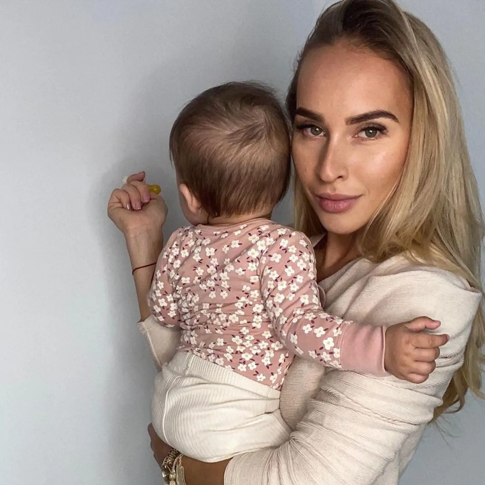 Lucia Mokráňová dcérku ukazuje väčšinou zozadu alebo len zboku.