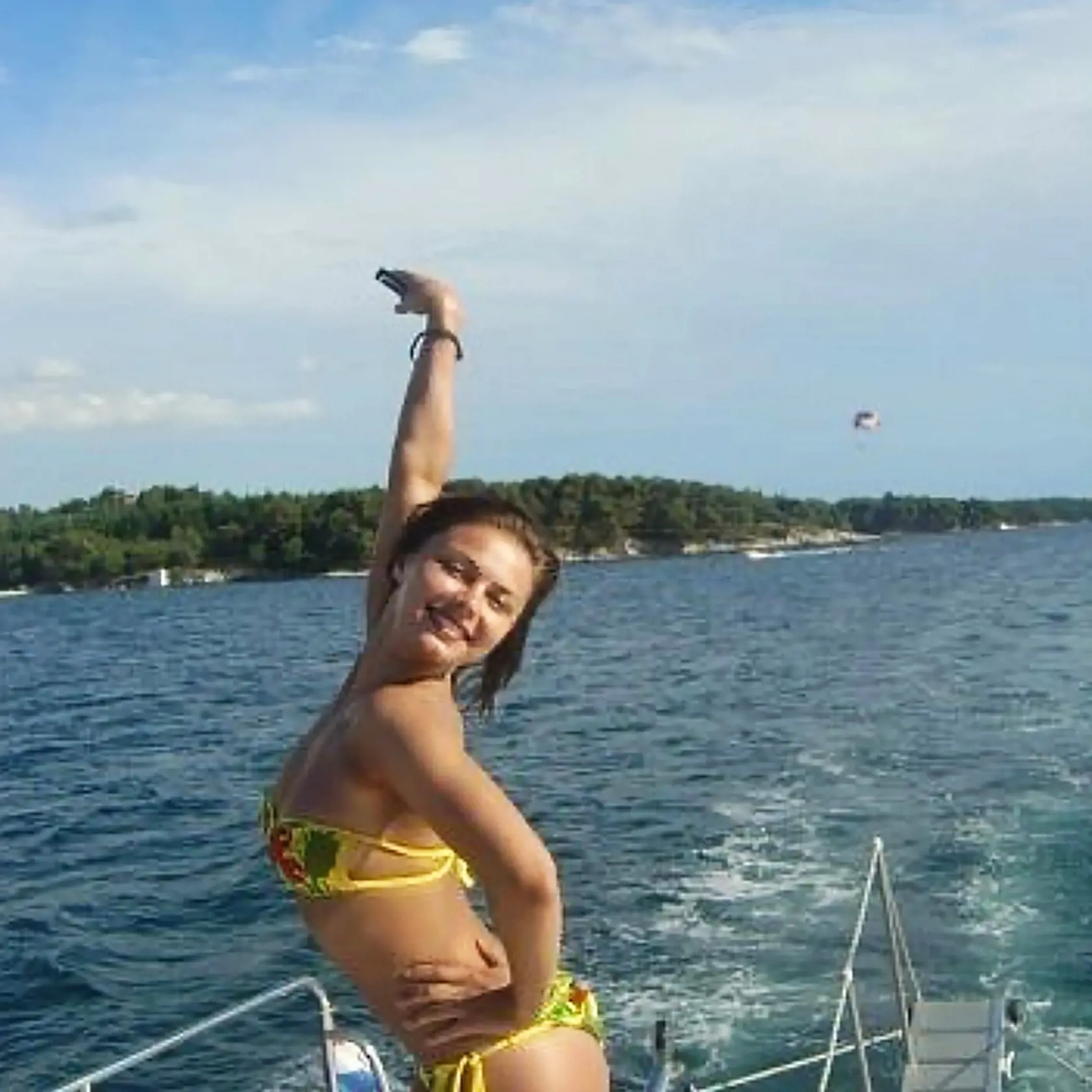 Alina Kabaeva pózuje v plavkách počas dovolenky.