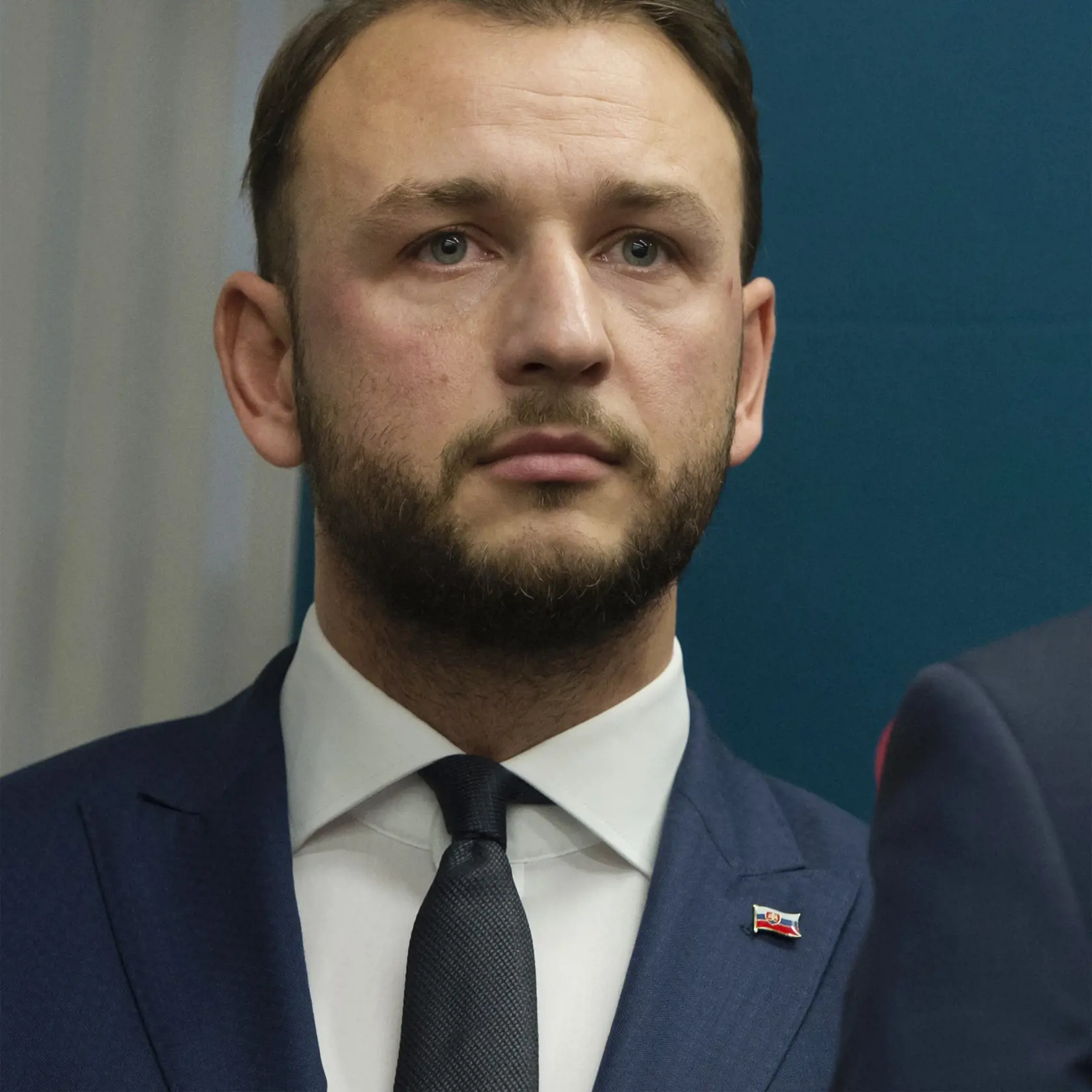 Namiesto riešenia vysokých cien energií sa koalícia zaoberá problematikou drog. Porušuje pritom rokovací poriadok Národnej rady (NR) SR. Vyhlásil to nezaradený poslanec Matúš Šutaj Eštok.