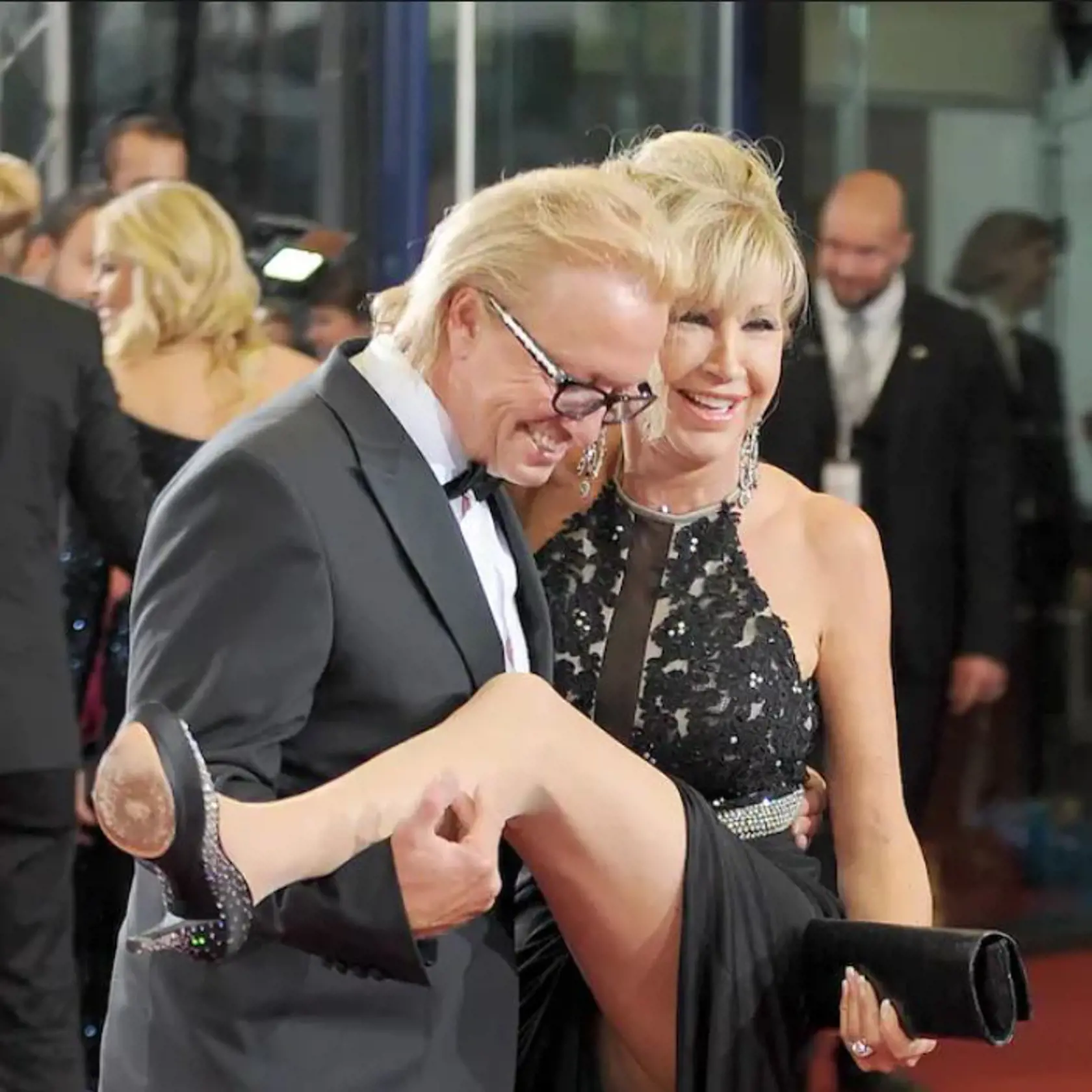 Počas predvádzania sa pred objektívmi fotografov dvihla Carmen svoju nohu a Róbert jej ju ochotne podržal. Rozkokošená milionárka si však neuvedomila, že fotografom dopriala omnoho intímnejší pohľad, ako by chcela. Priamo na červenom koberci tak ukázala celému svetu svoj rozkrok.