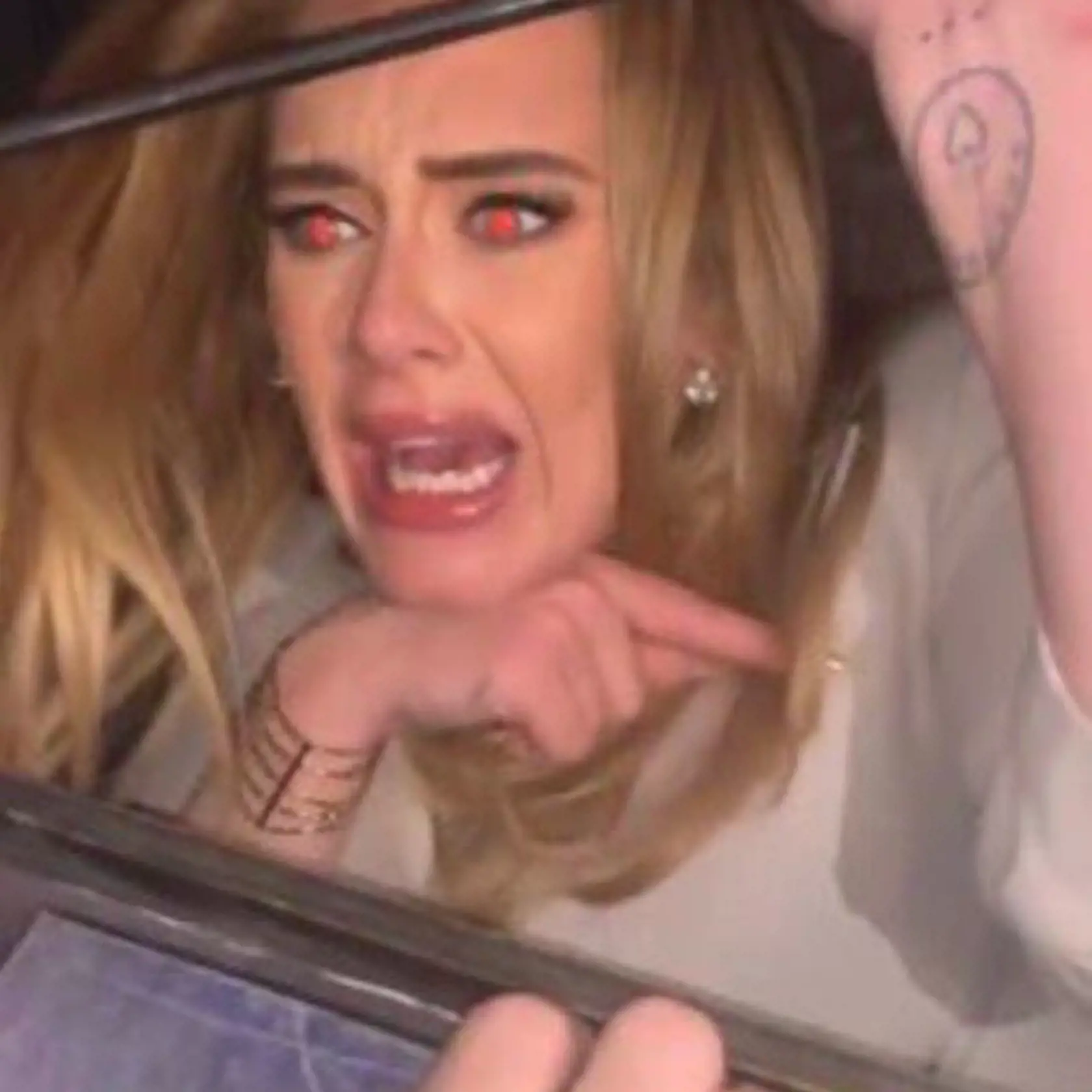 Takto sme Adele ešte nevideli. Speváčka sa všetkých pýtala, ako je možné, že ju v klube spoznali. Nuž, nie je to náhodou preto, že patrí medzi najlepšie speváčky na svete?