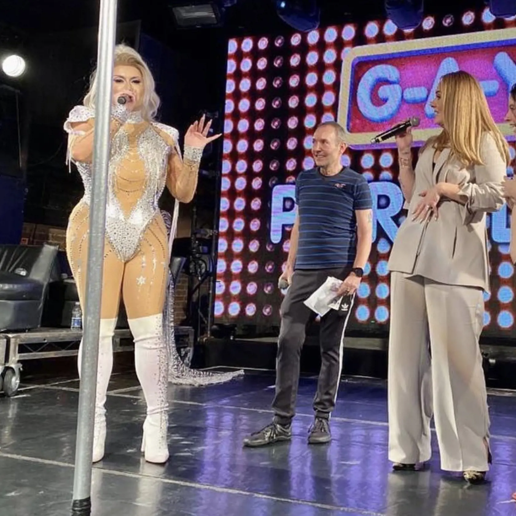 Neskôr, keď ju všetci spoznali, sa pobrala rovno na pódium, kde za povzbudzovania fanúšikov predviedla krátky tanec pri tyči.
