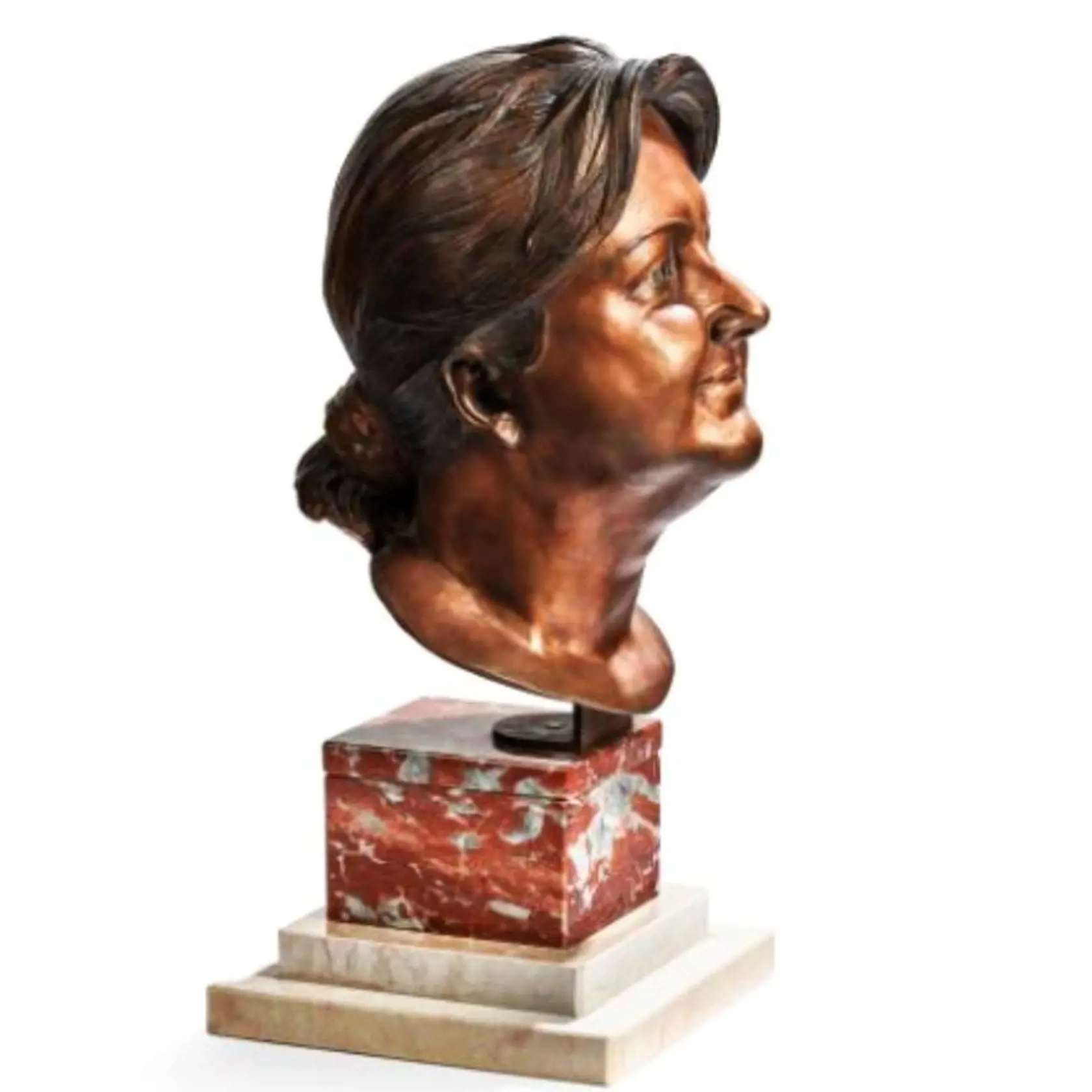 Portrétna busta E. G. z bronzu, hnedá patina, výška 40 cm. Predané za 2 960 eur. Vyvolávacia cena: 500 eur.