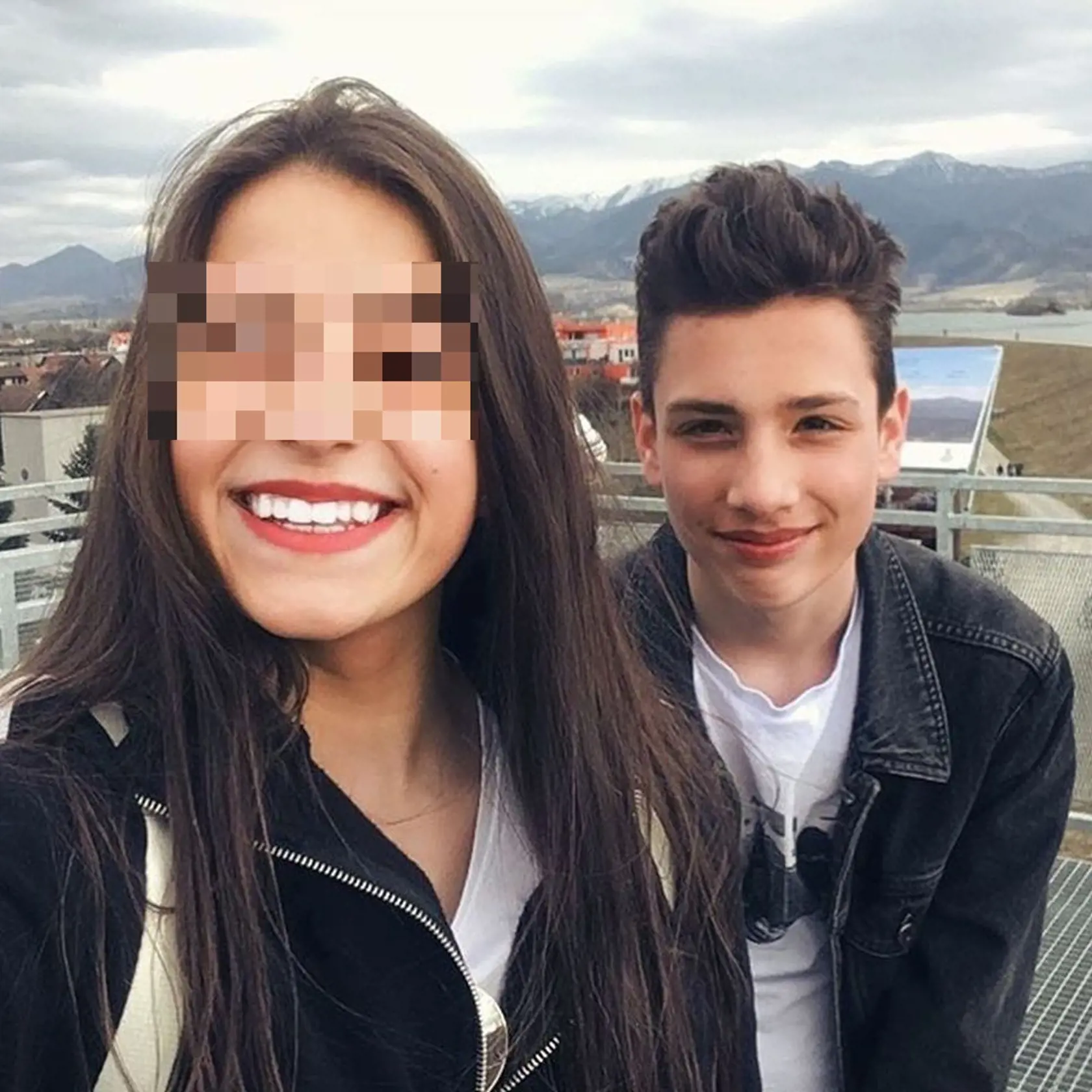 Gymnazistka mala podľa obvinenia polície dobodať spolužiaka a kamaráta.