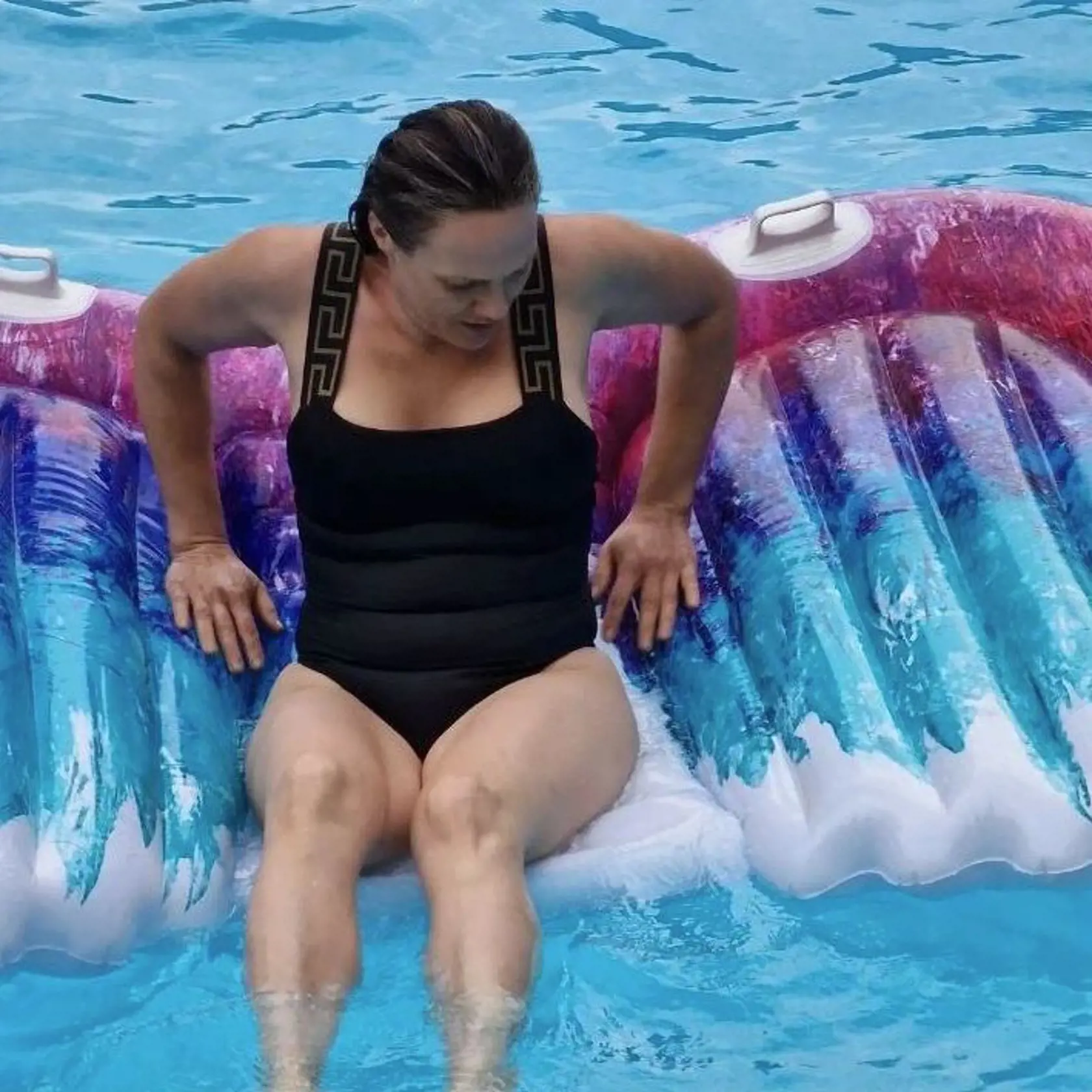 August 2023: Adriana Poláková ukázala postavu v plavkách.