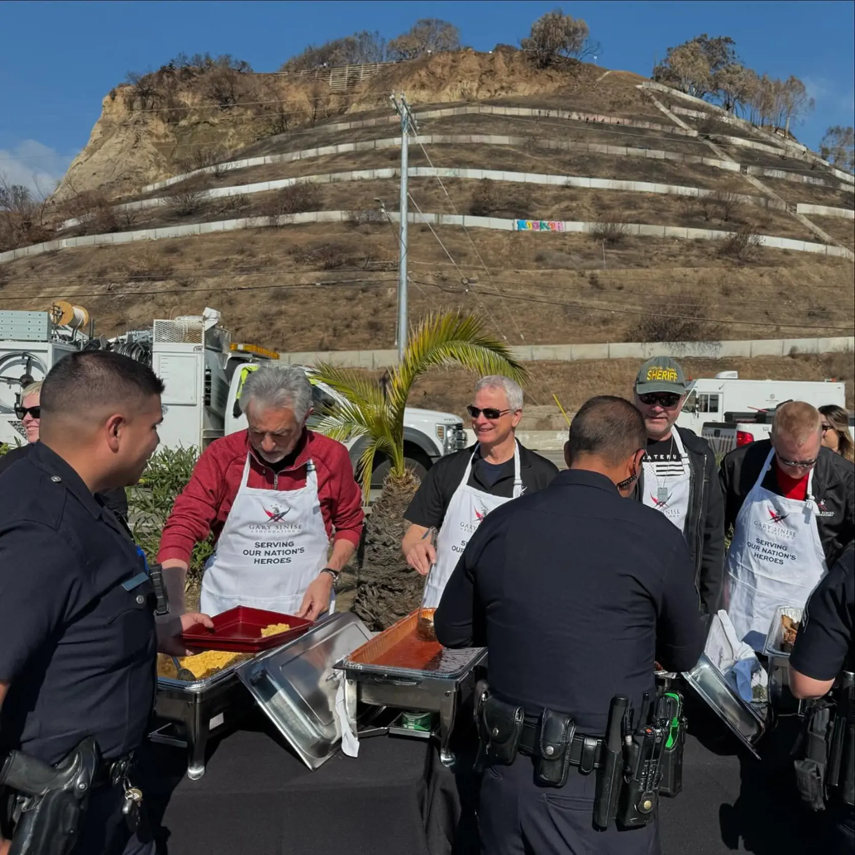 Gary Sinise sa stal ikonou aj vďaka svojej neúnavnej podpore vojakov, hasičov či policajtov. 