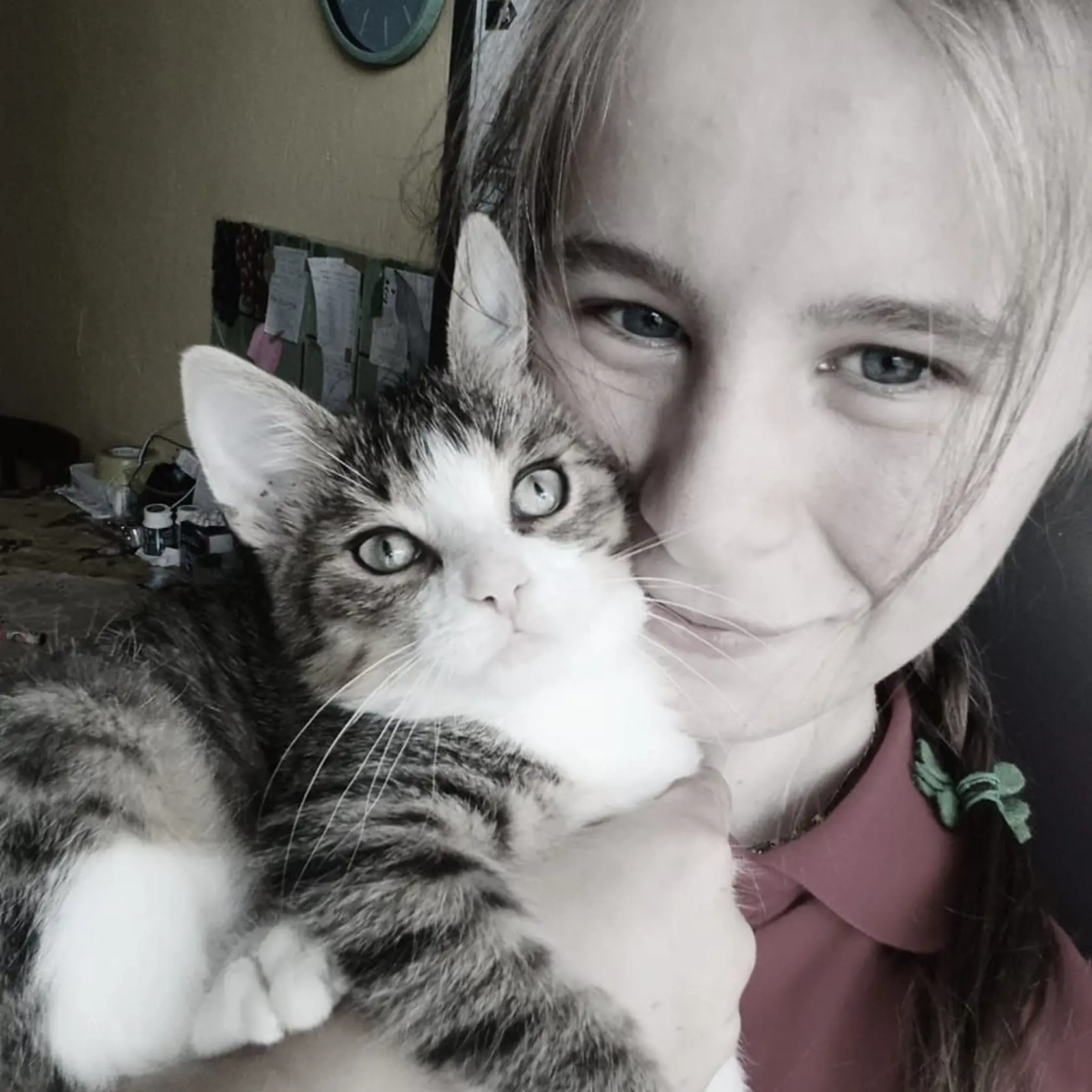 “Medzi nami existujú ľudia, ktorí to nemajú v živote najľahšie. Patríme medzi nich aj my, vieme čo je to chudoba, no snažíme sa prežiť,  pracujeme a je to lepšie. Život nie je prechádzka ružovou záhradou, žijeme hlavne pre mamičku a zvieratká. Pred dvoma rokmi sme prišli o oca a veľmi nám chýba. Keď sme ho mali, bolo to o kus lepšie, žiaľ, vzala nám ho rakovina,” hovorí smutne Zuzka.