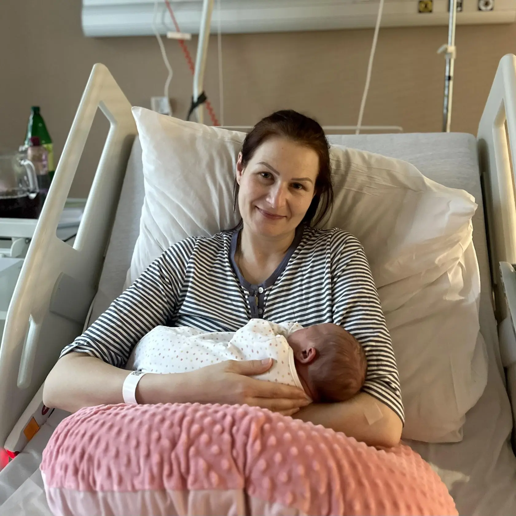 "Vitaj medzi nami, Rebeka. Buď na tomto krásnom svete šťastná," napísala čerstvá dvojnásobná mamička Holečková na sociálnej sieti.