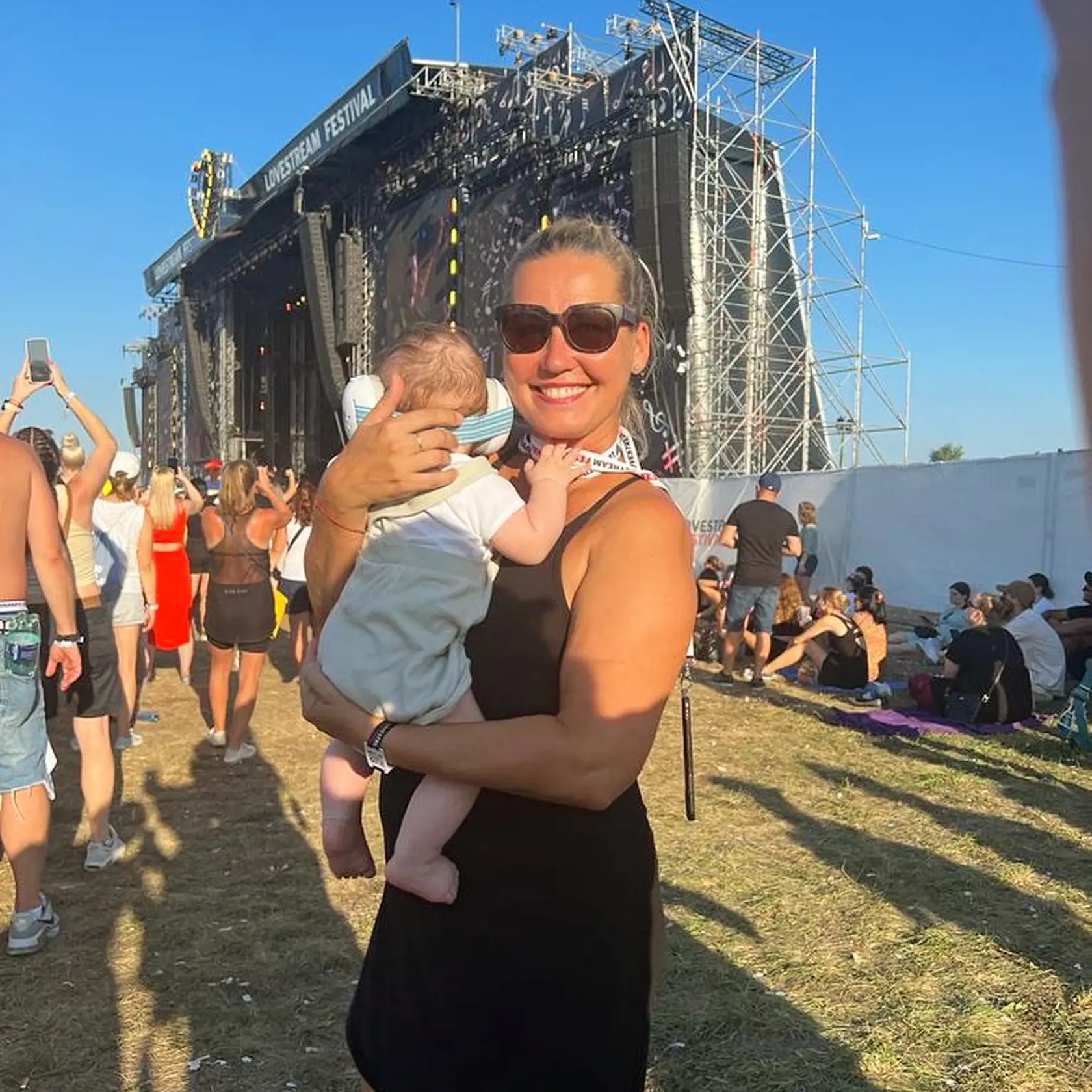 Erika Barkolová s polročným vnúčikom na Lovestream festivale. Chlapčekov sluch chránili veľké slúchadlá.