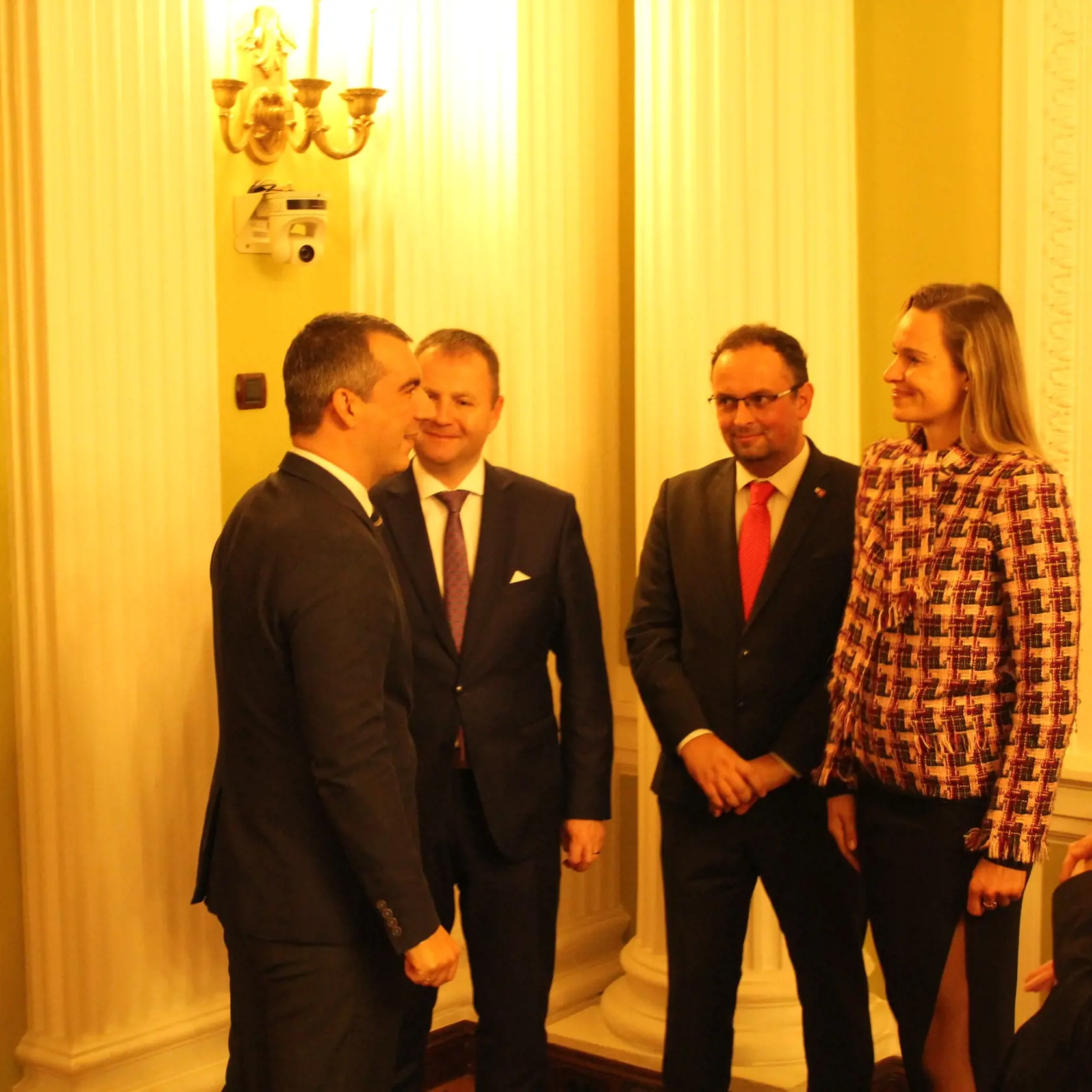 Slovenskí poslanci pri rozhovore so srbským politikom.