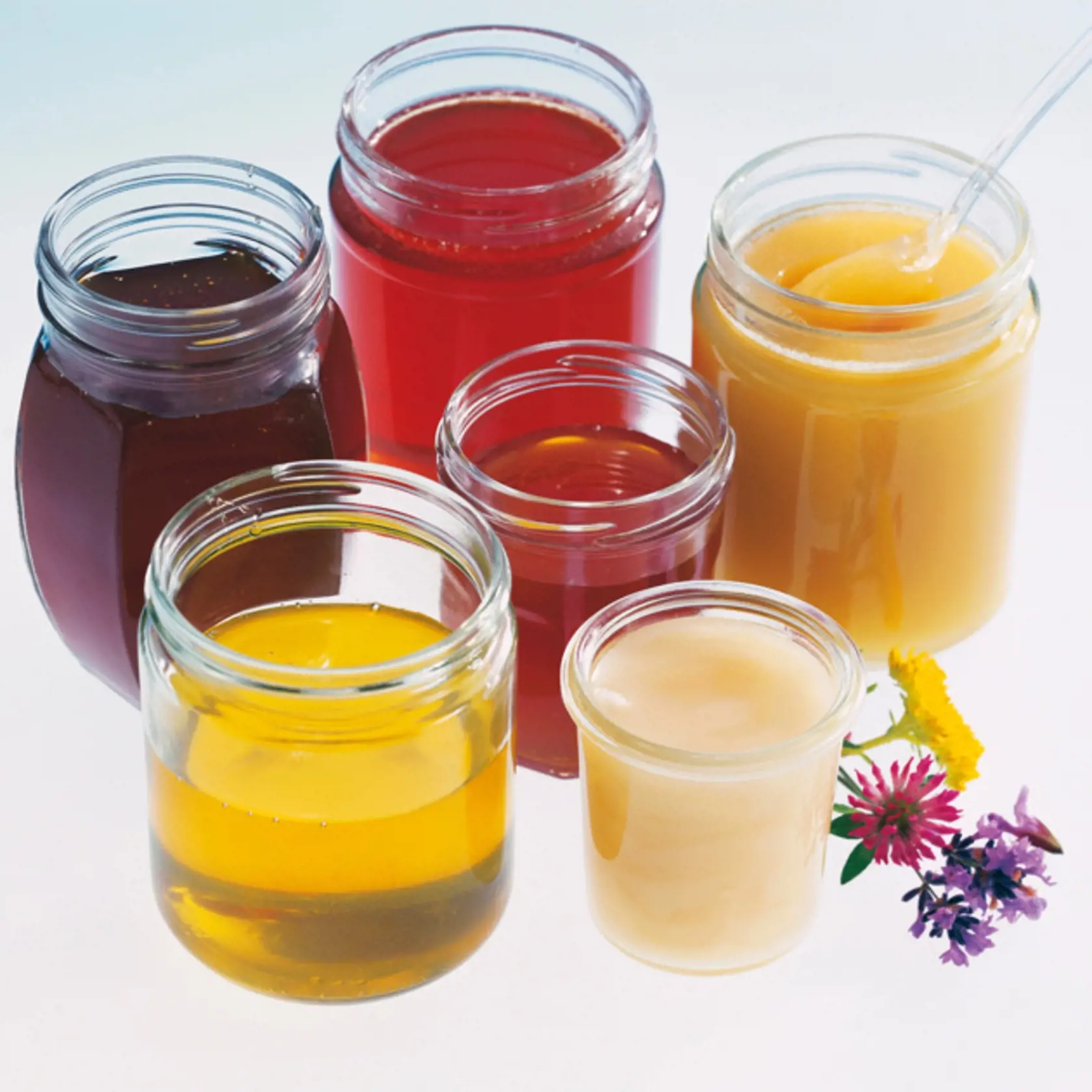 Med môže mať rôzne farby. Lipový je svetlý a aromatický, agátový zlatý, lesný je tmavý. Materská kašička je hustá.