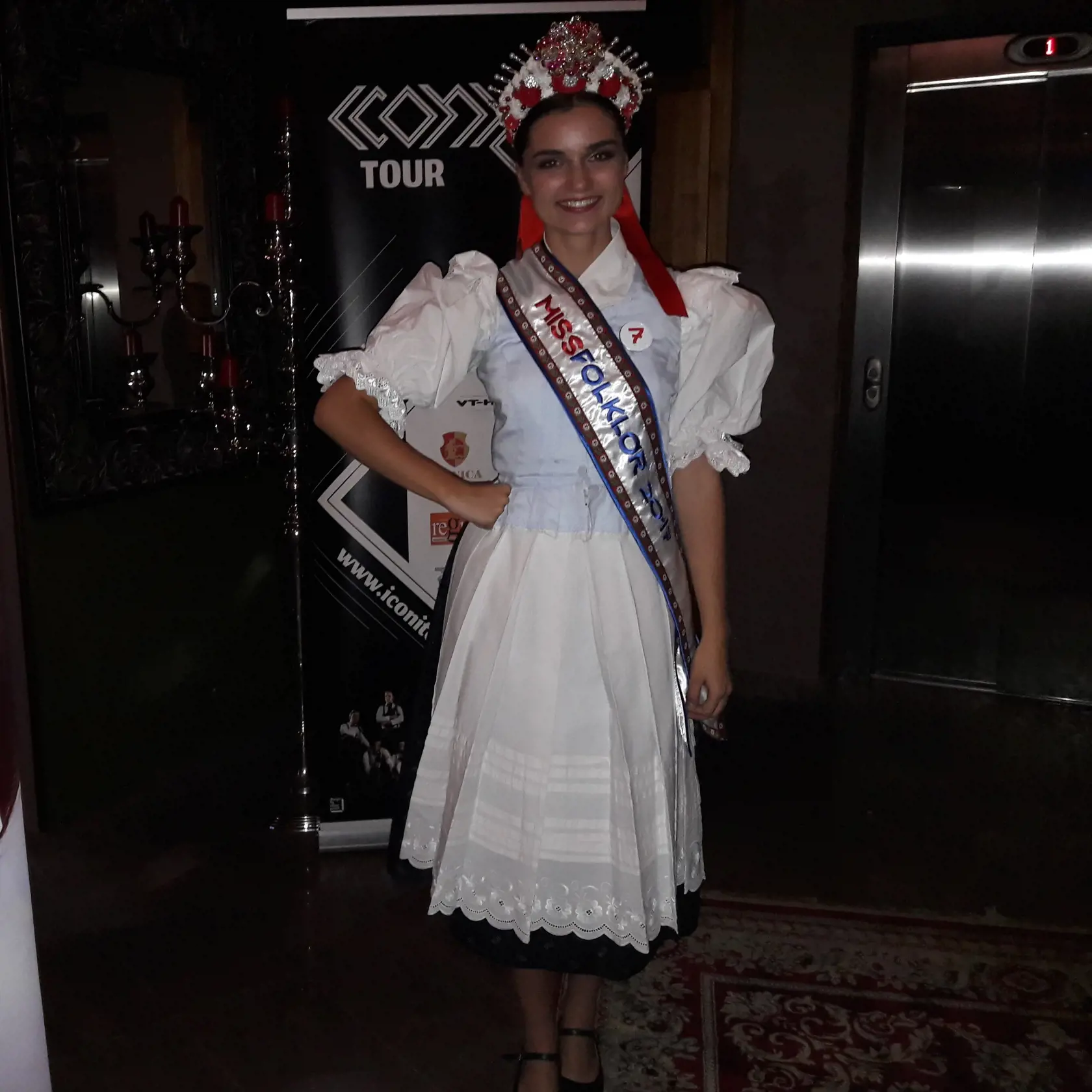 Miriam Bystričanová z Likavky – Toto je nová MISS Folklór 2017 Študuje v Bratislave špeciálnu pedagogiku. Okrem tanca vo folklórnom súbore sa učí hrať na cimbal. Navštevuje starých ľudí a zbiera od nich múdrosti a pamäte. Robí brigádnicky aj sprievodkyňu na Oravskom hrade. A podľa nej si titul Miss Folklór zaslúžili všetky jej kamarátky a vôbec nečakala, že to vyhrá práve ona.