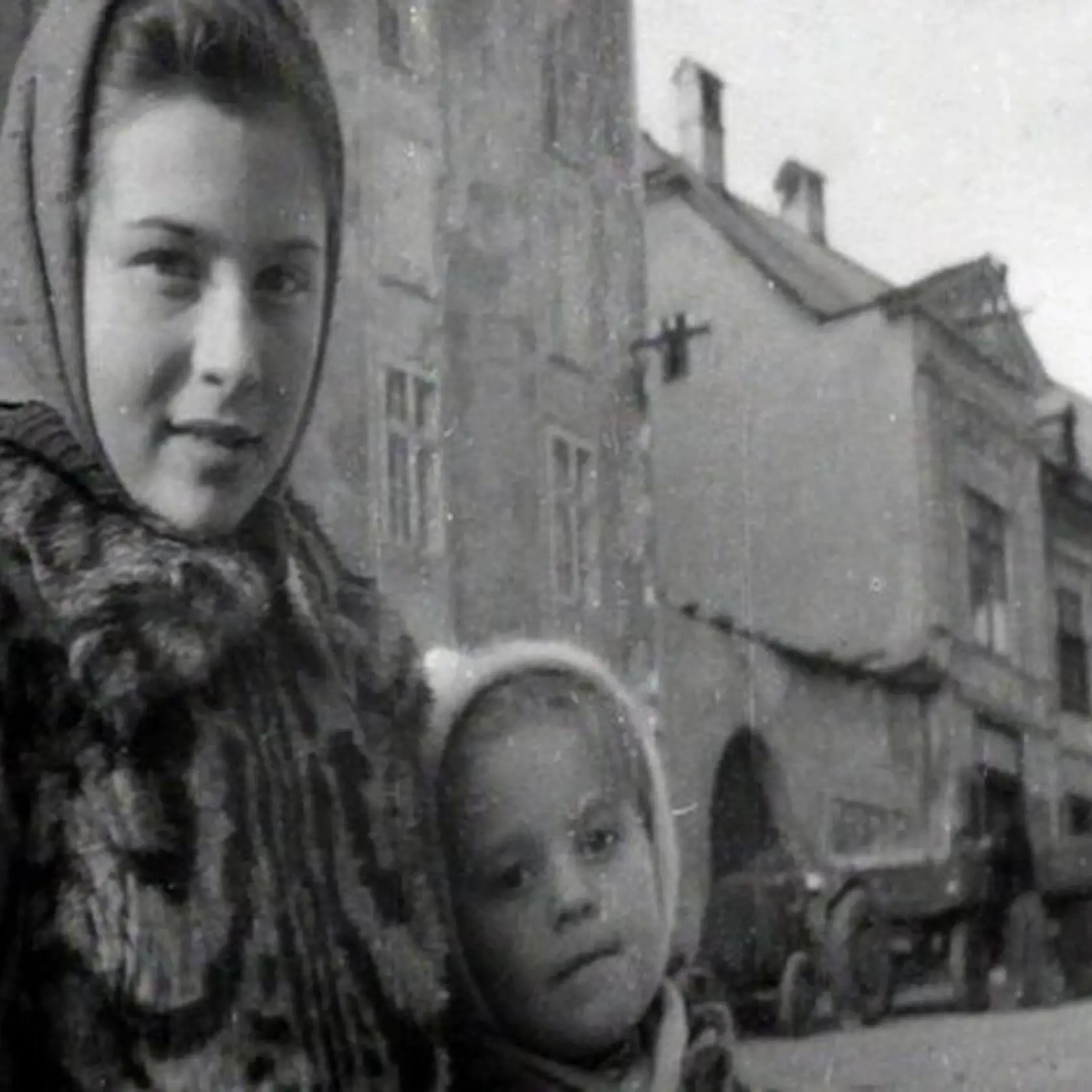 Emília je o šesť rokov staršia ako Magda.