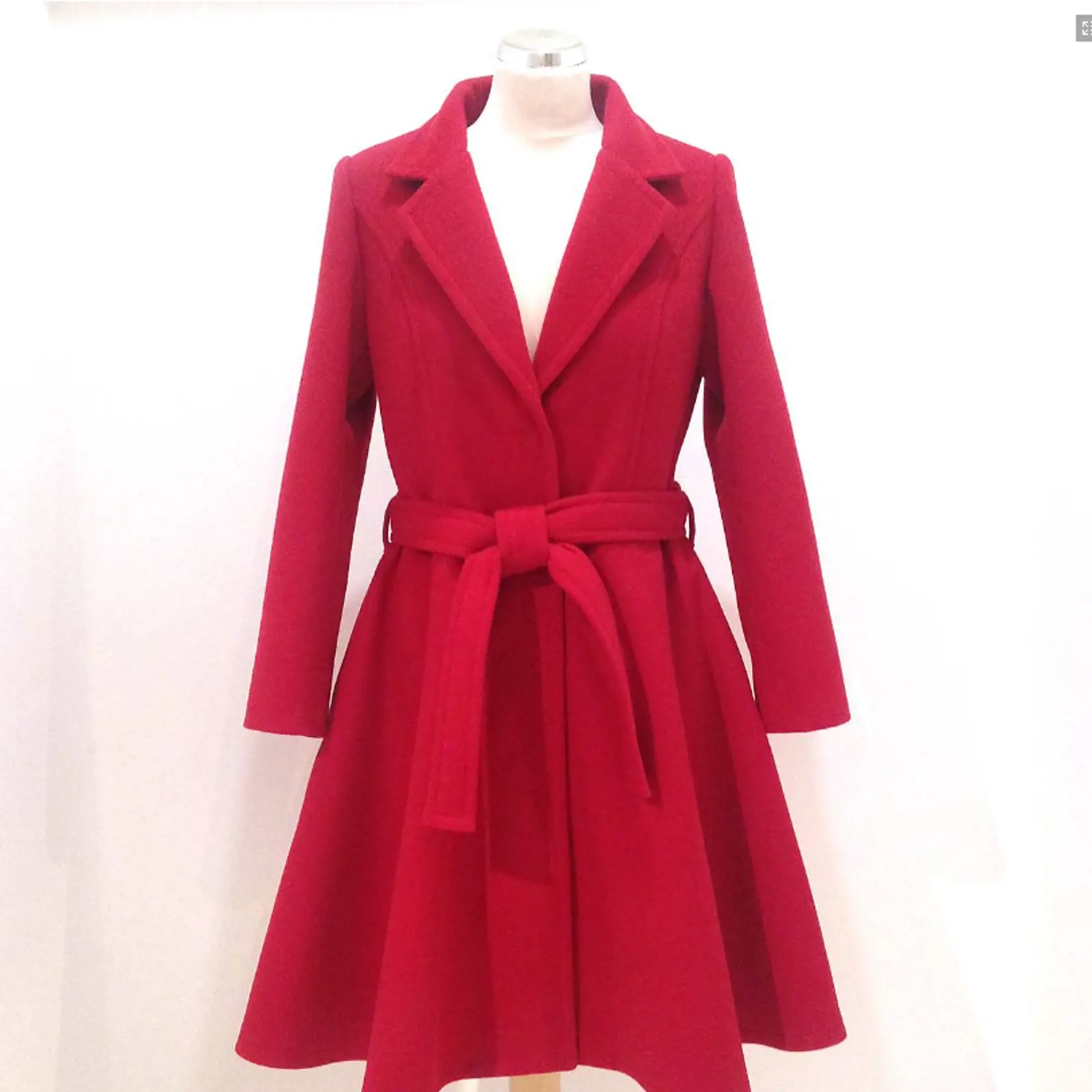 KARMÍNOVÝ kabát s kolovou sukňou, LuxuryCouture, sashe.sk, 250 eur