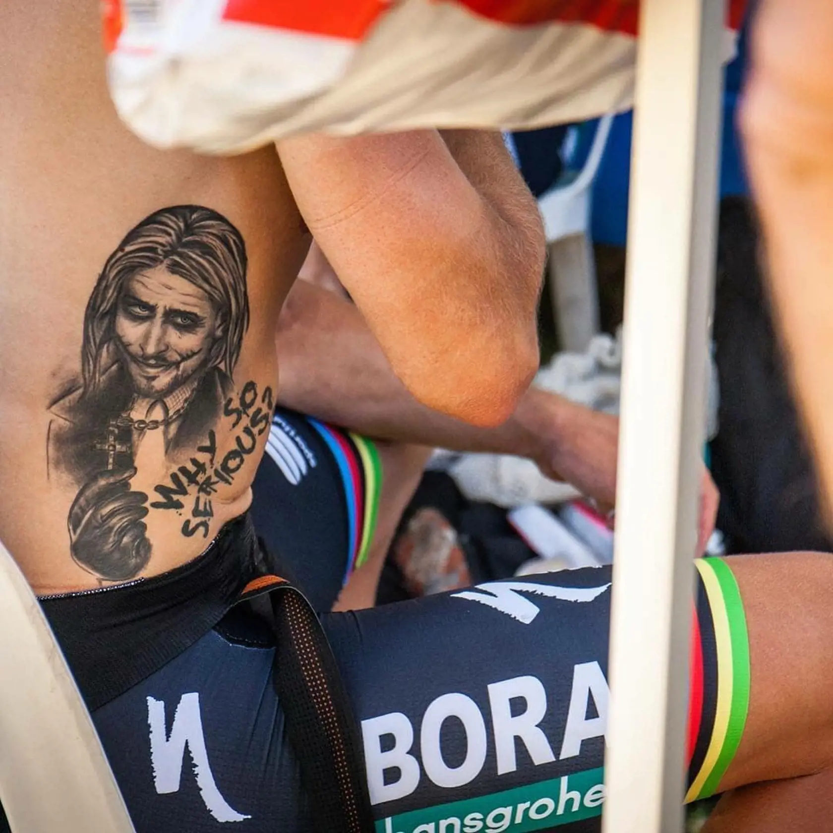 Peter Sagan – Telo nášho cyklistu zdobí podobizeň Jokera, slávnej komiksovej a filmovej postavy z príbehov o Batmanovi. Namiesto Jokerovej tváre však na pravom boku sa na vás pozerá tvár Petra Sagana. Na ľavej časti hrudníka nosí takmer trojmesačného syna Marlona. Na tetovaní sú päste otca Petra a syna Marlona, ktoré sa dotýkajú. Nad nimi sa vyníma netradičné meno potomka cyklistickej hviezdy a na spodnej časti dátum narodenia. Okrem toho sa na ľavom boku najlepšieho slovenského športovca vynímajú aj tri zvýraznené jazvy na rebrách, ktoré pripomínajú Petrovi jeho po sebe idúce triumfy na svetových šampionátoch.