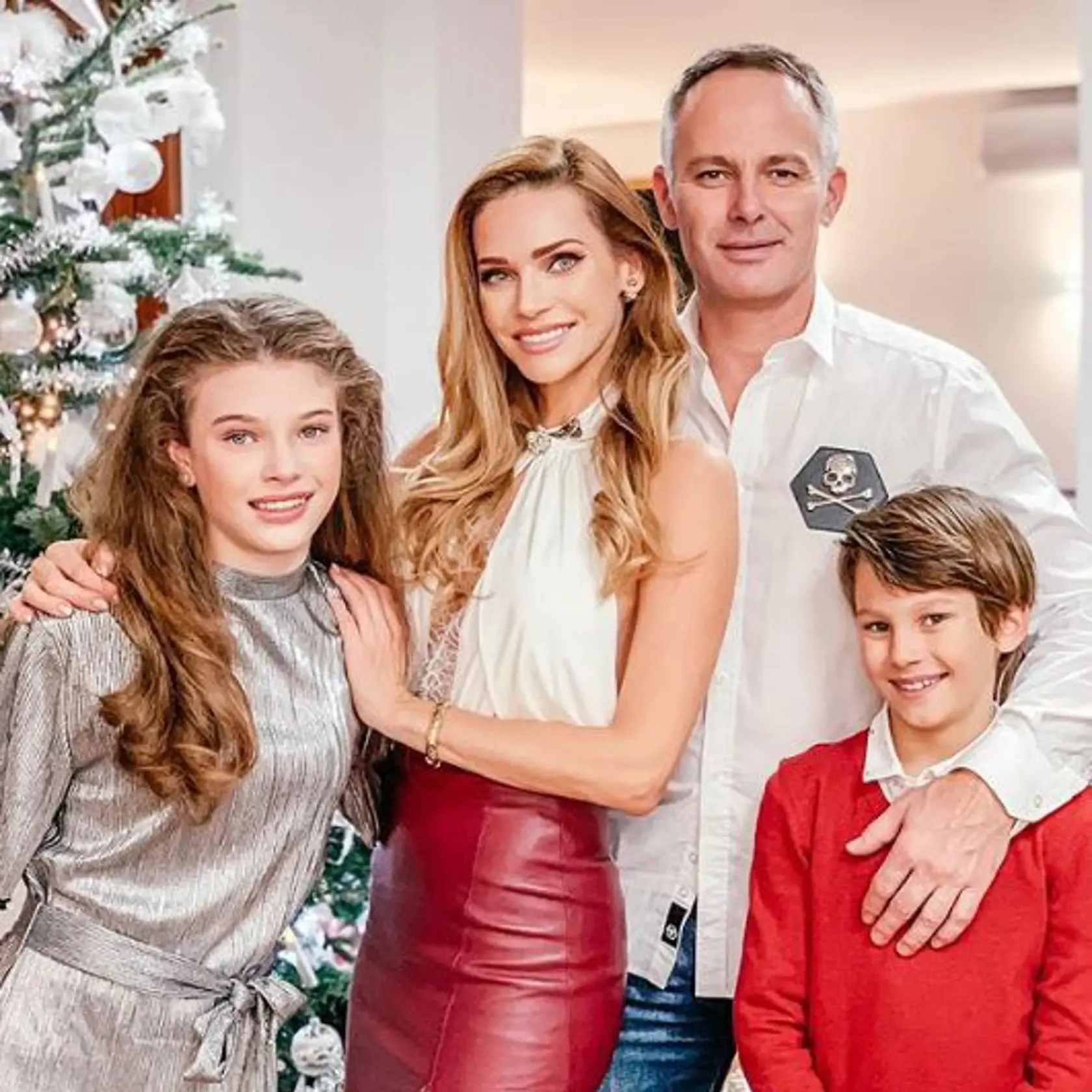 Andrea Verešová s manželom Danielom Volopichom a ich deťmi - Vanessou a Danielom Tobiášom.