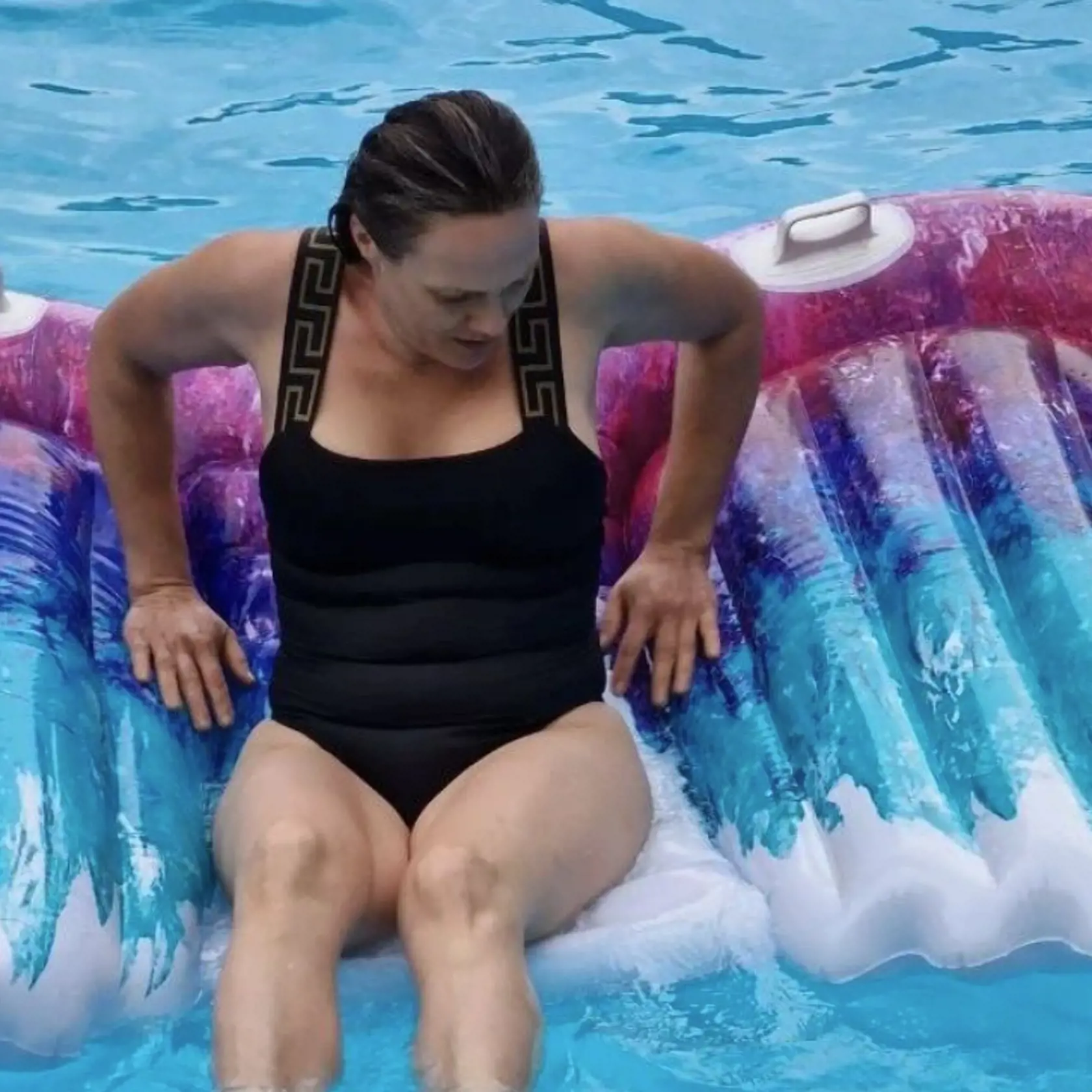 August 2023: Adriana Poláková ukázala postavu v plavkách.