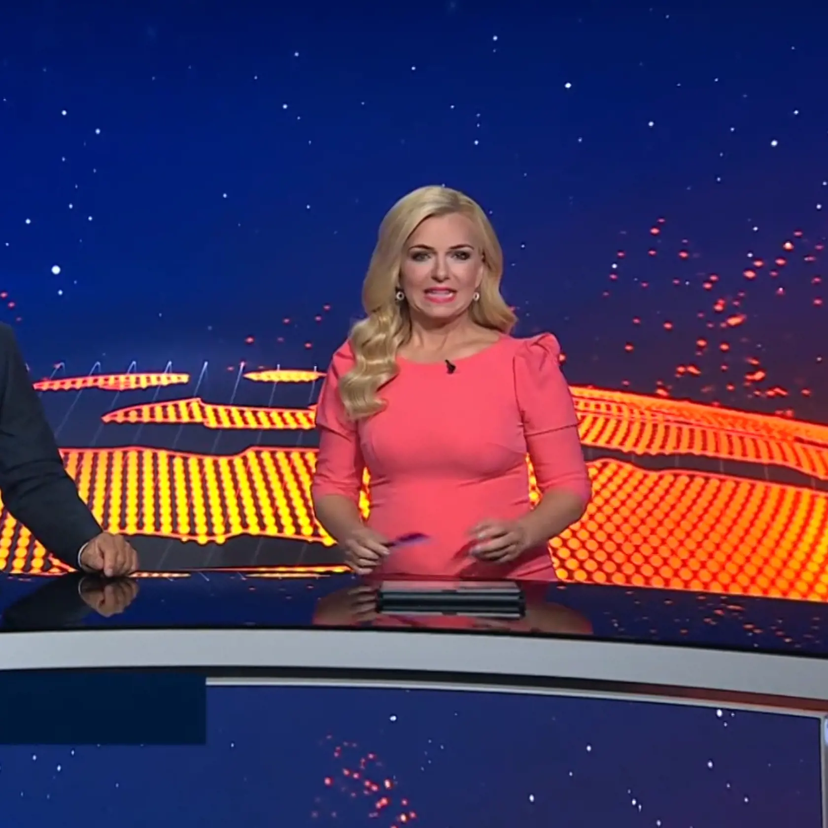 Zlatica v utorkových Televíznych novinách. Na sebe mala ružové obtiahnuté šaty, ktoré jej zbytočne zvýrazňovali nedostatky.