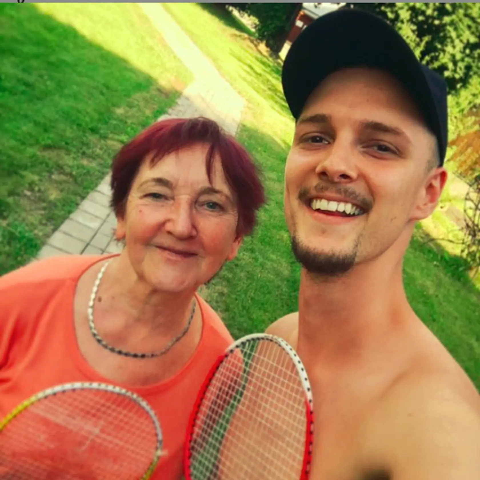 Martin na snímke so starou mamou.