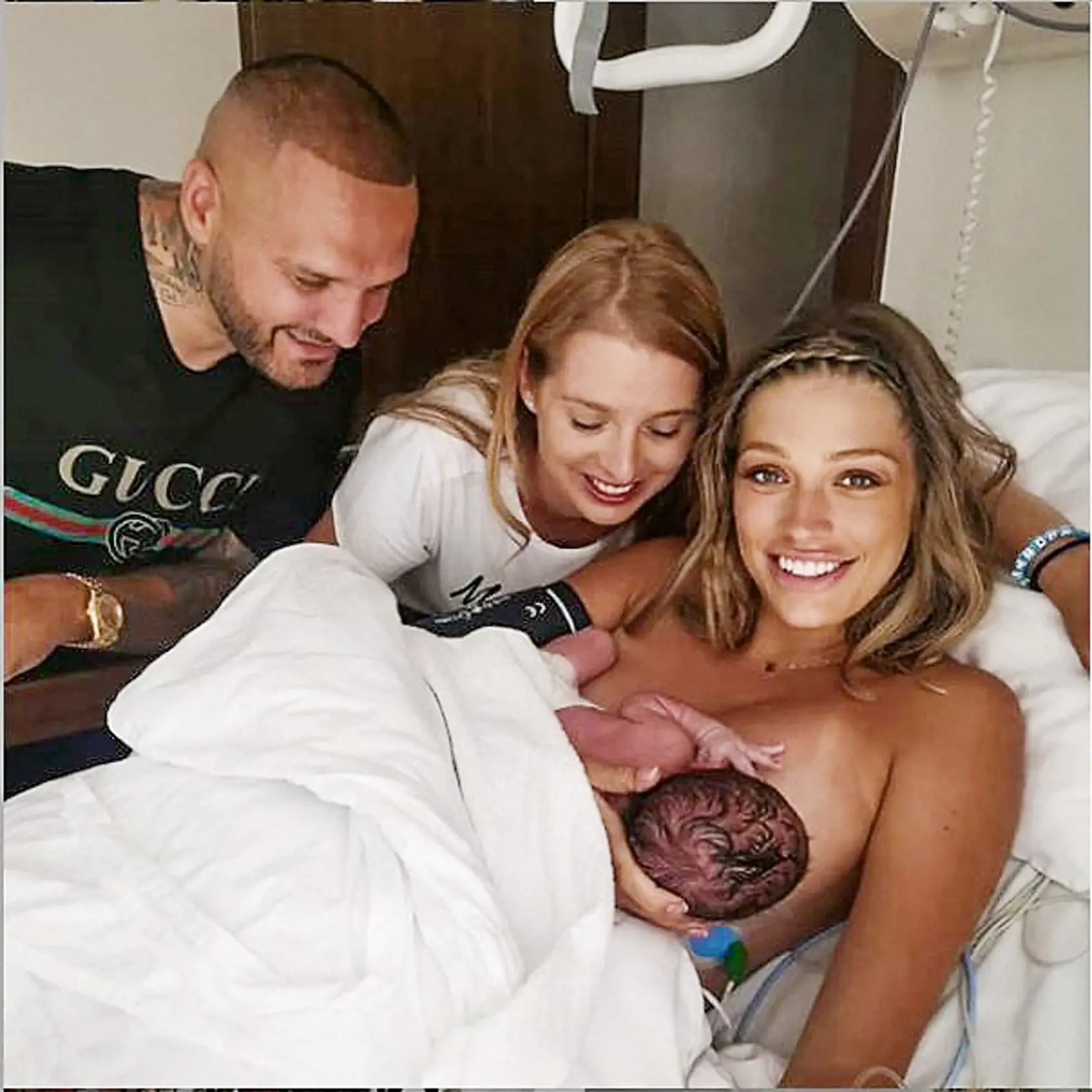 Keď sa im pred pár mesiacmi narodil vytúžený syn, obaja mali z neho nesmiernu radosť, obaja sa cítili naplnení, a tak je to doteraz, len ho ľúbia možno ešte viac ako na začiatku.